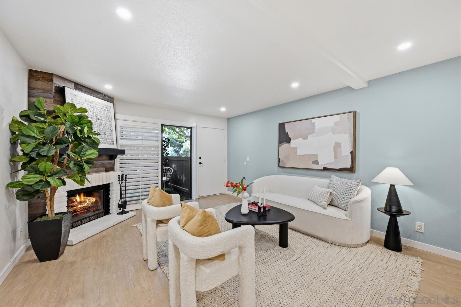 Detail Gallery Image 2 of 16 For 8362  via Sonoma  C,  La Jolla,  CA 92037 - 1 Beds | 1 Baths