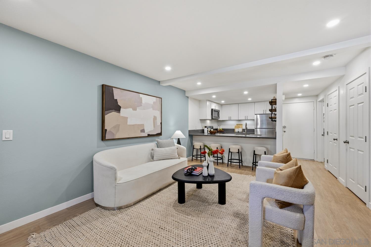 Detail Gallery Image 3 of 16 For 8362  via Sonoma  C,  La Jolla,  CA 92037 - 1 Beds | 1 Baths