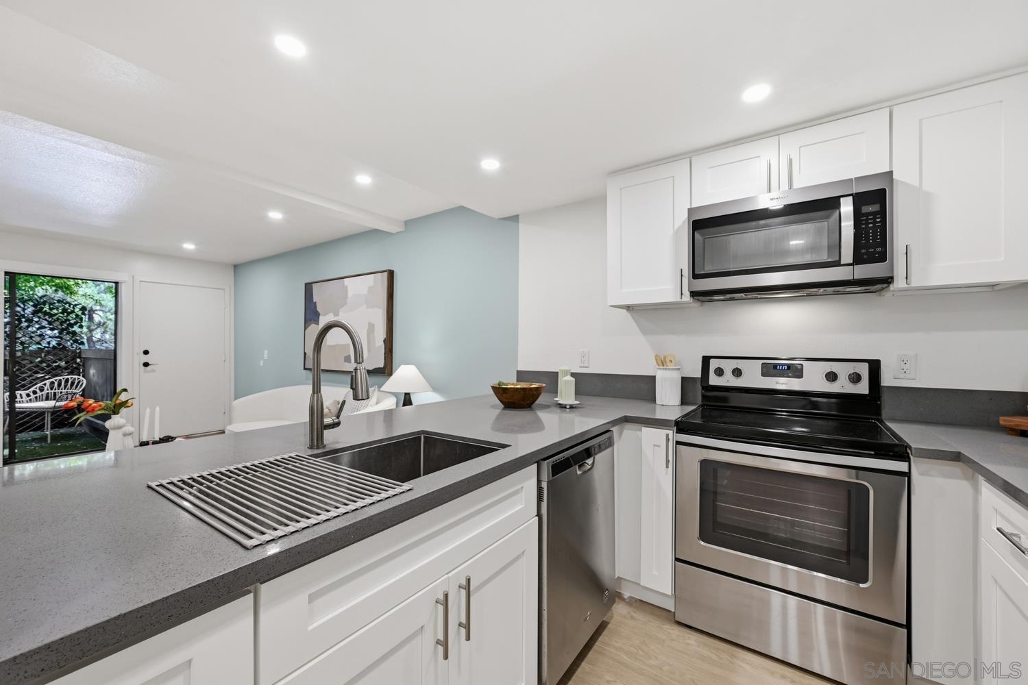 Detail Gallery Image 5 of 16 For 8362  via Sonoma  C,  La Jolla,  CA 92037 - 1 Beds | 1 Baths