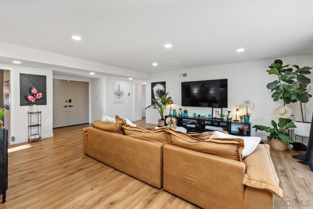 Detail Gallery Image 11 of 42 For 1811  Iris Way, Escondido,  CA 92027 - 4 Beds | 2 Baths