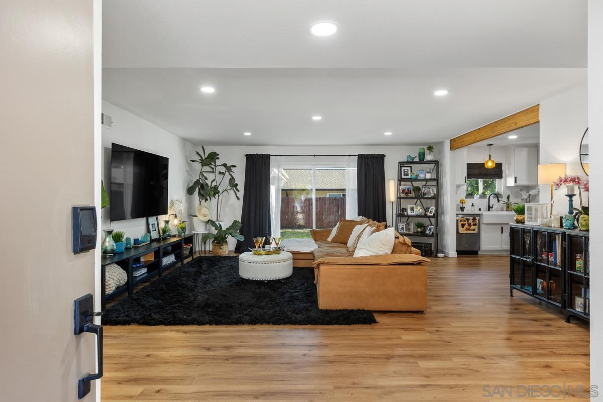 Detail Gallery Image 14 of 42 For 1811  Iris Way, Escondido,  CA 92027 - 4 Beds | 2 Baths