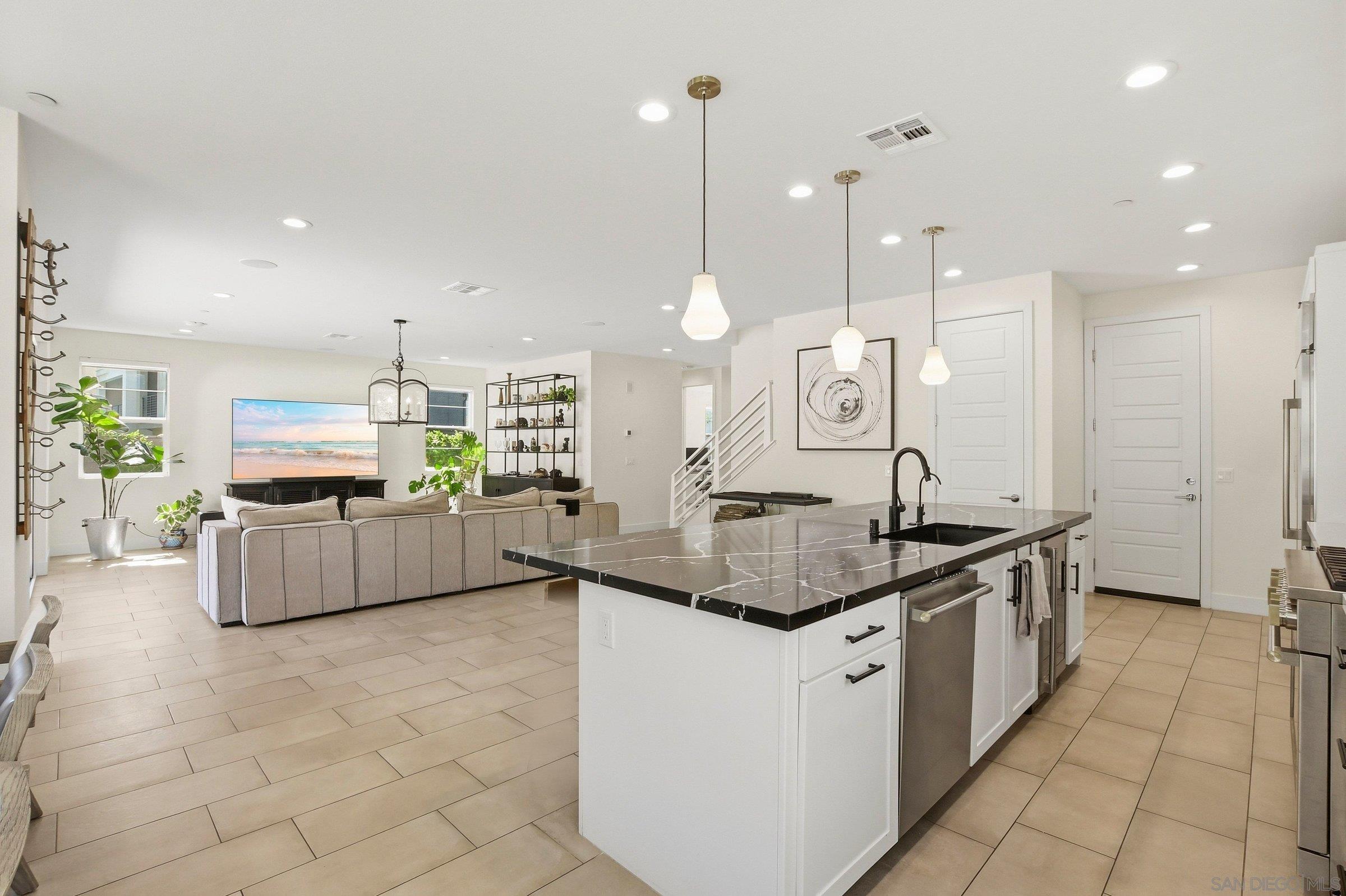 Detail Gallery Image 12 of 45 For 8201  Rose Quartz, San Diego,  CA 92126 - 4 Beds | 3 Baths