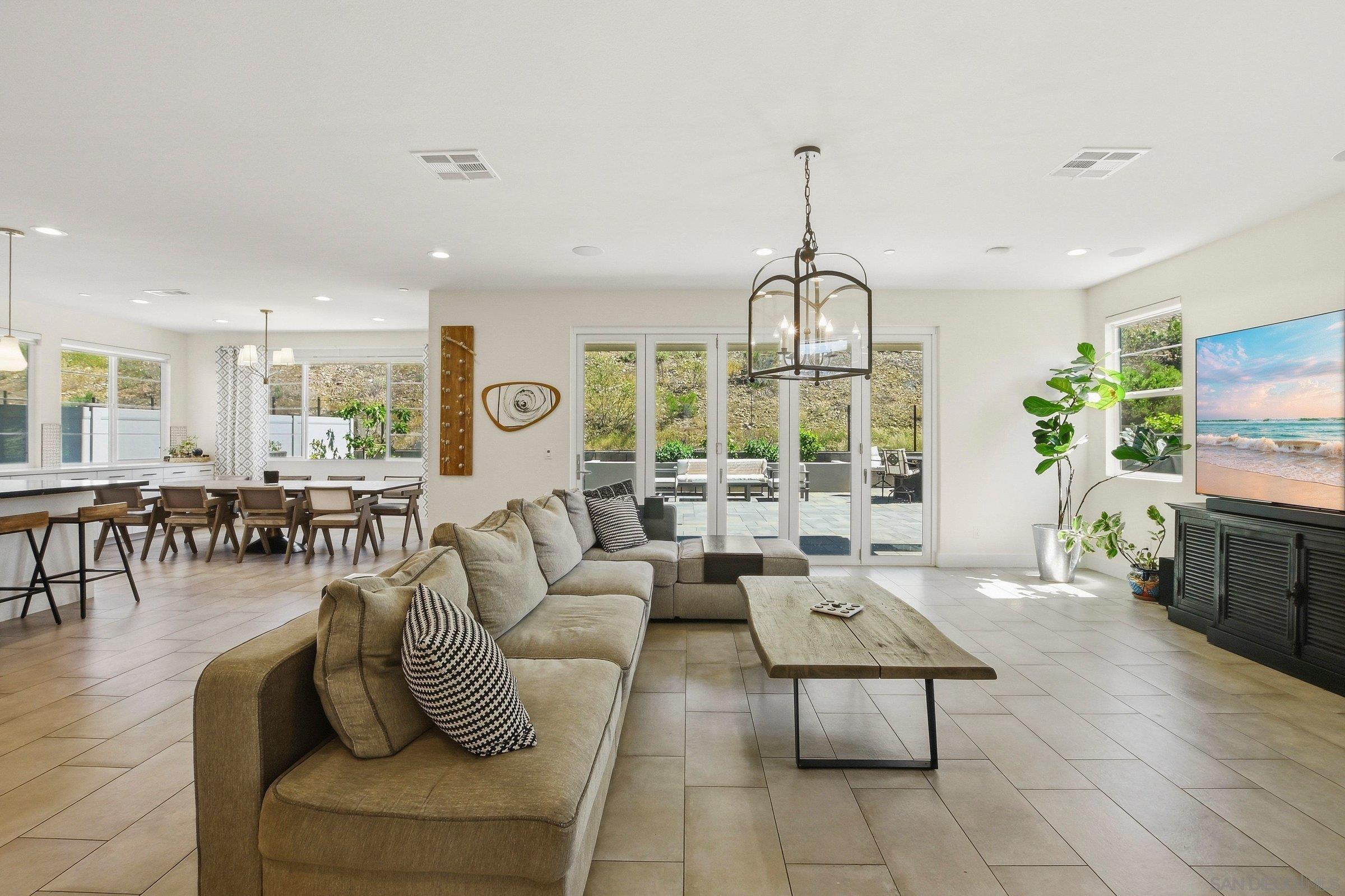 Detail Gallery Image 14 of 45 For 8201  Rose Quartz, San Diego,  CA 92126 - 4 Beds | 3 Baths