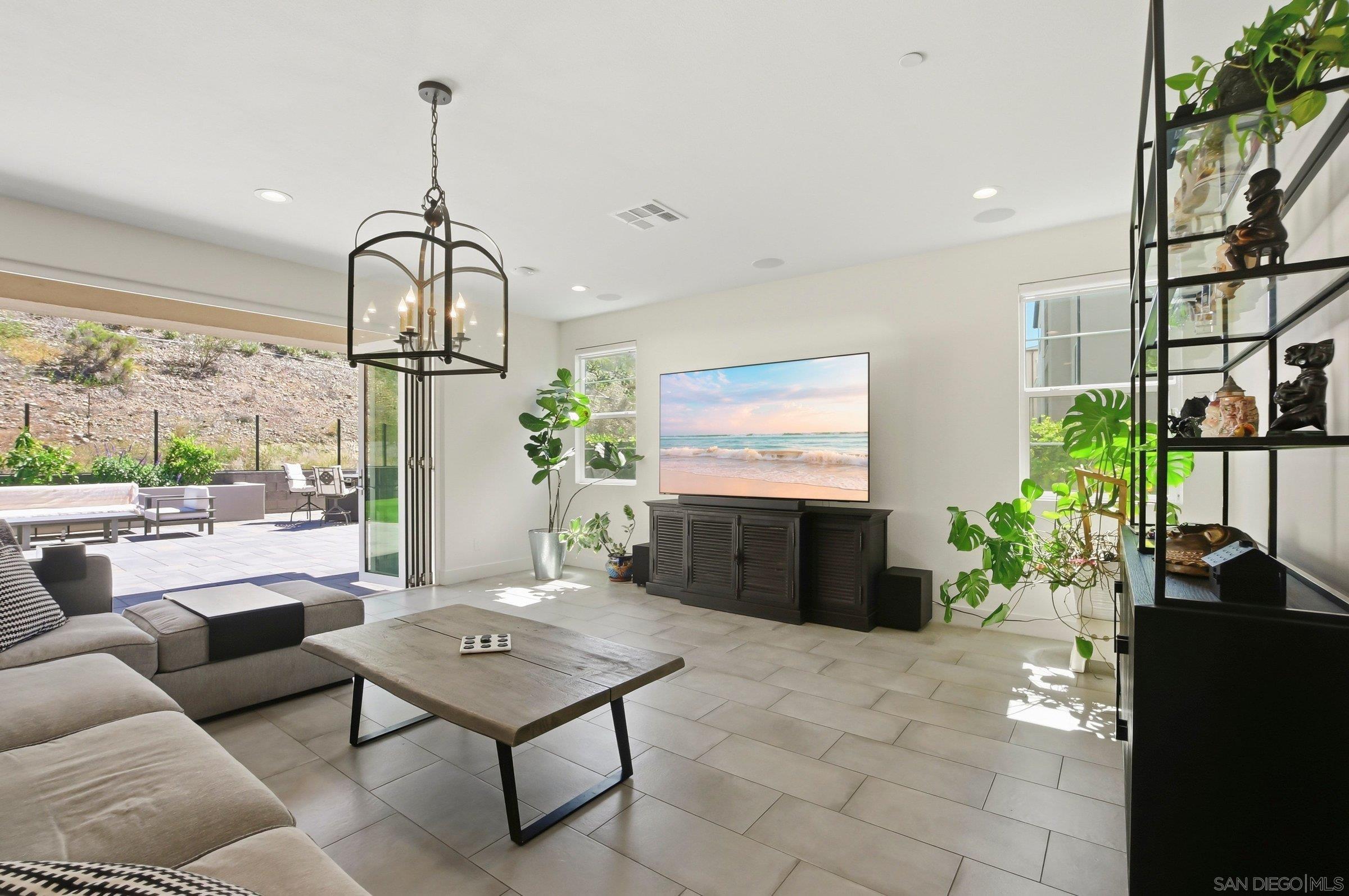 Detail Gallery Image 3 of 45 For 8201  Rose Quartz, San Diego,  CA 92126 - 4 Beds | 3 Baths