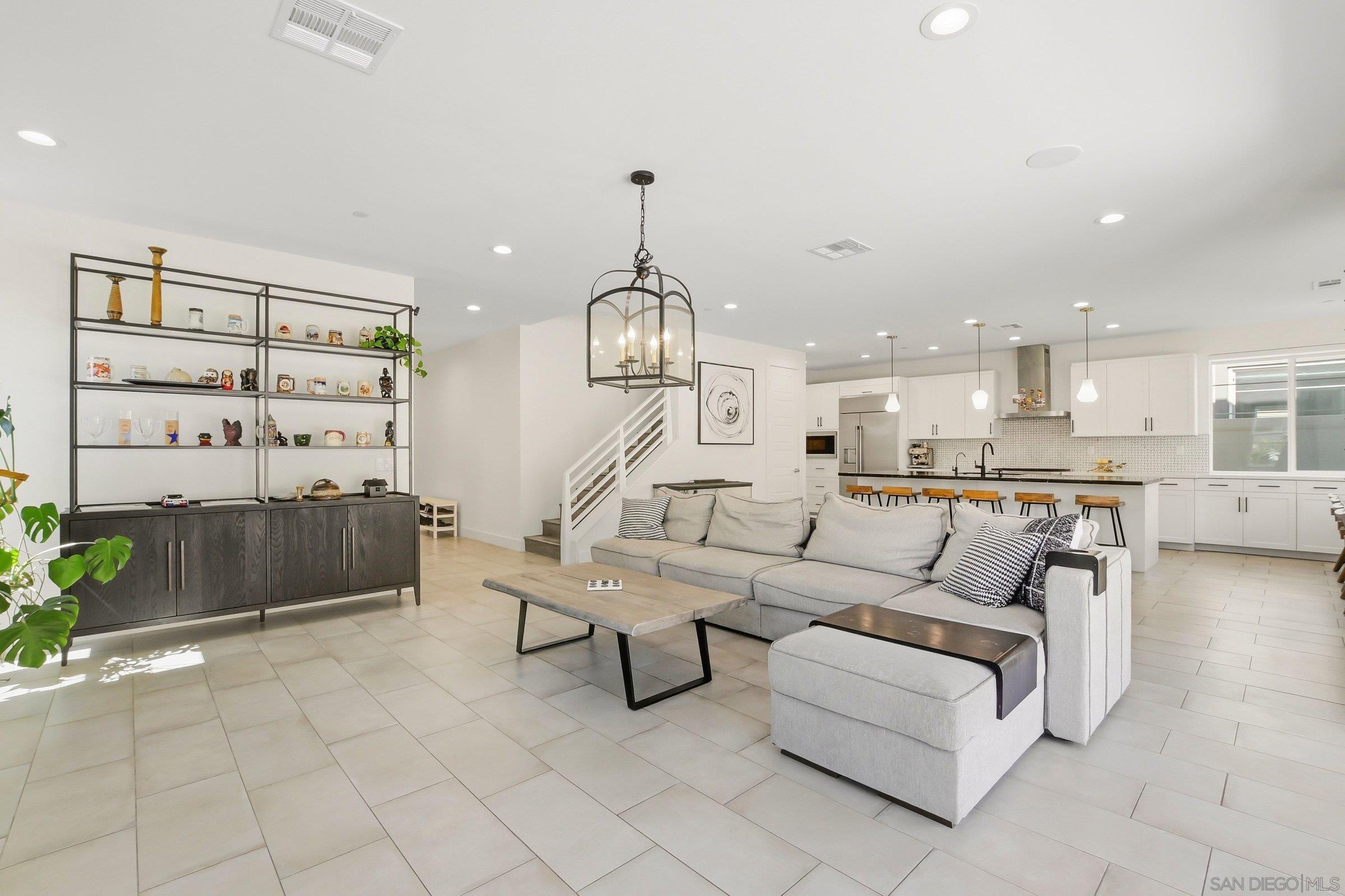 Detail Gallery Image 5 of 45 For 8201  Rose Quartz, San Diego,  CA 92126 - 4 Beds | 3 Baths