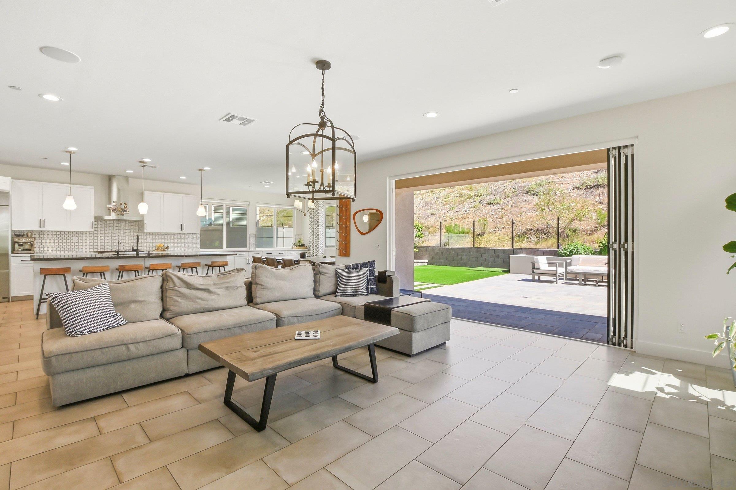 Detail Gallery Image 6 of 45 For 8201  Rose Quartz, San Diego,  CA 92126 - 4 Beds | 3 Baths