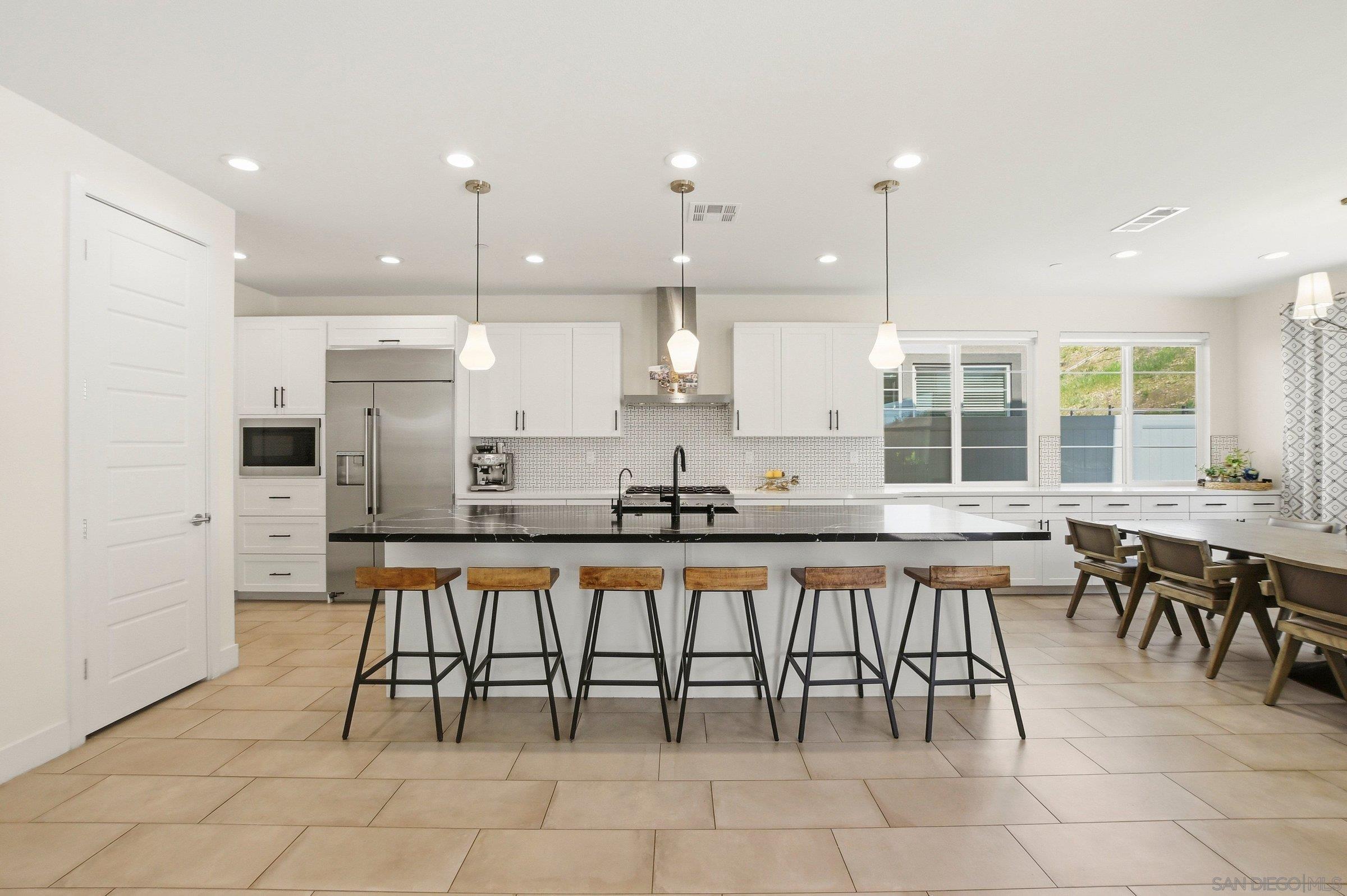 Detail Gallery Image 8 of 45 For 8201  Rose Quartz, San Diego,  CA 92126 - 4 Beds | 3 Baths