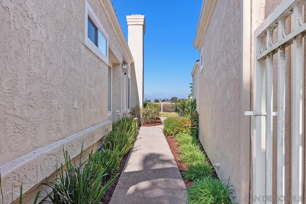Detail Gallery Image 3 of 39 For 12127  Royal Lytham Row, San Diego,  CA 92128 - 2 Beds | 2 Baths
