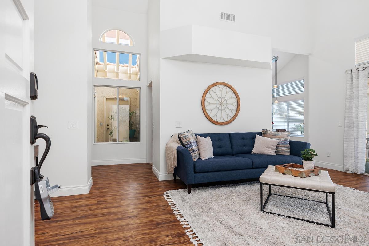 Detail Gallery Image 5 of 39 For 12127  Royal Lytham Row, San Diego,  CA 92128 - 2 Beds | 2 Baths