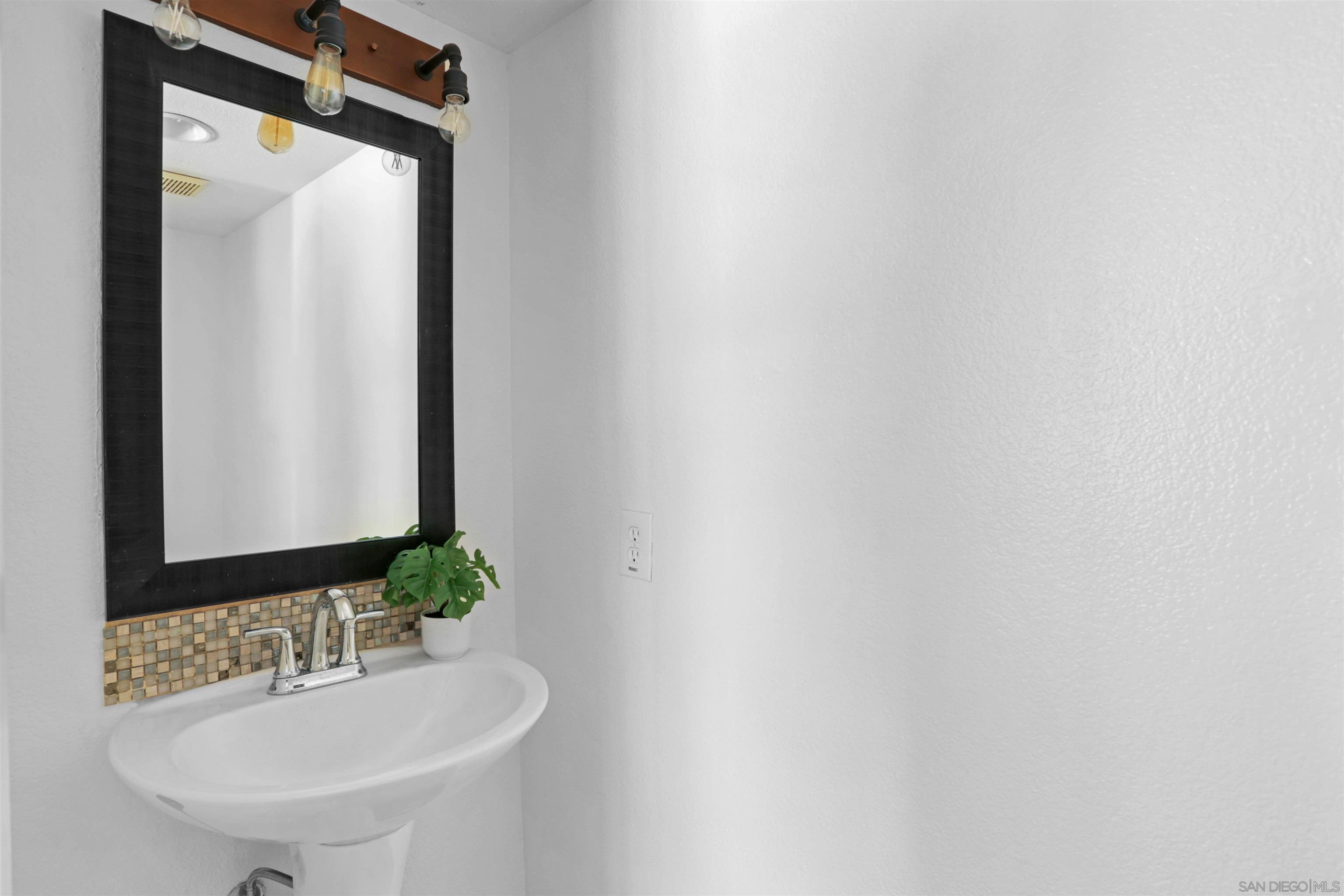 Detail Gallery Image 25 of 49 For 1351  Cottonwood, Oceanside,  CA 92056 - 4 Beds | 2/1 Baths