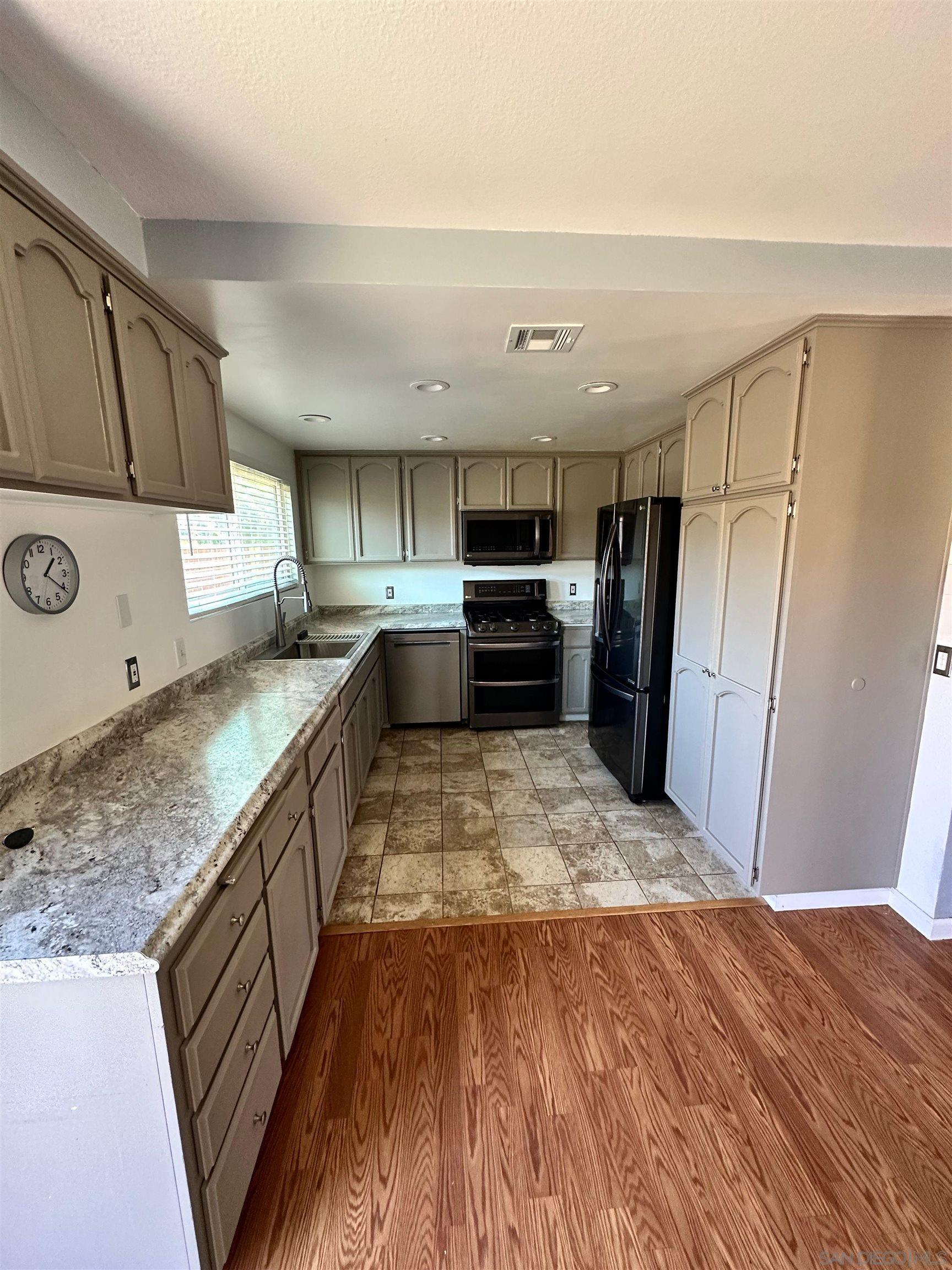 Detail Gallery Image 6 of 16 For 2275  Peppermint Ln, Lemon Grove,  CA 91945 - 3 Beds | 2/1 Baths