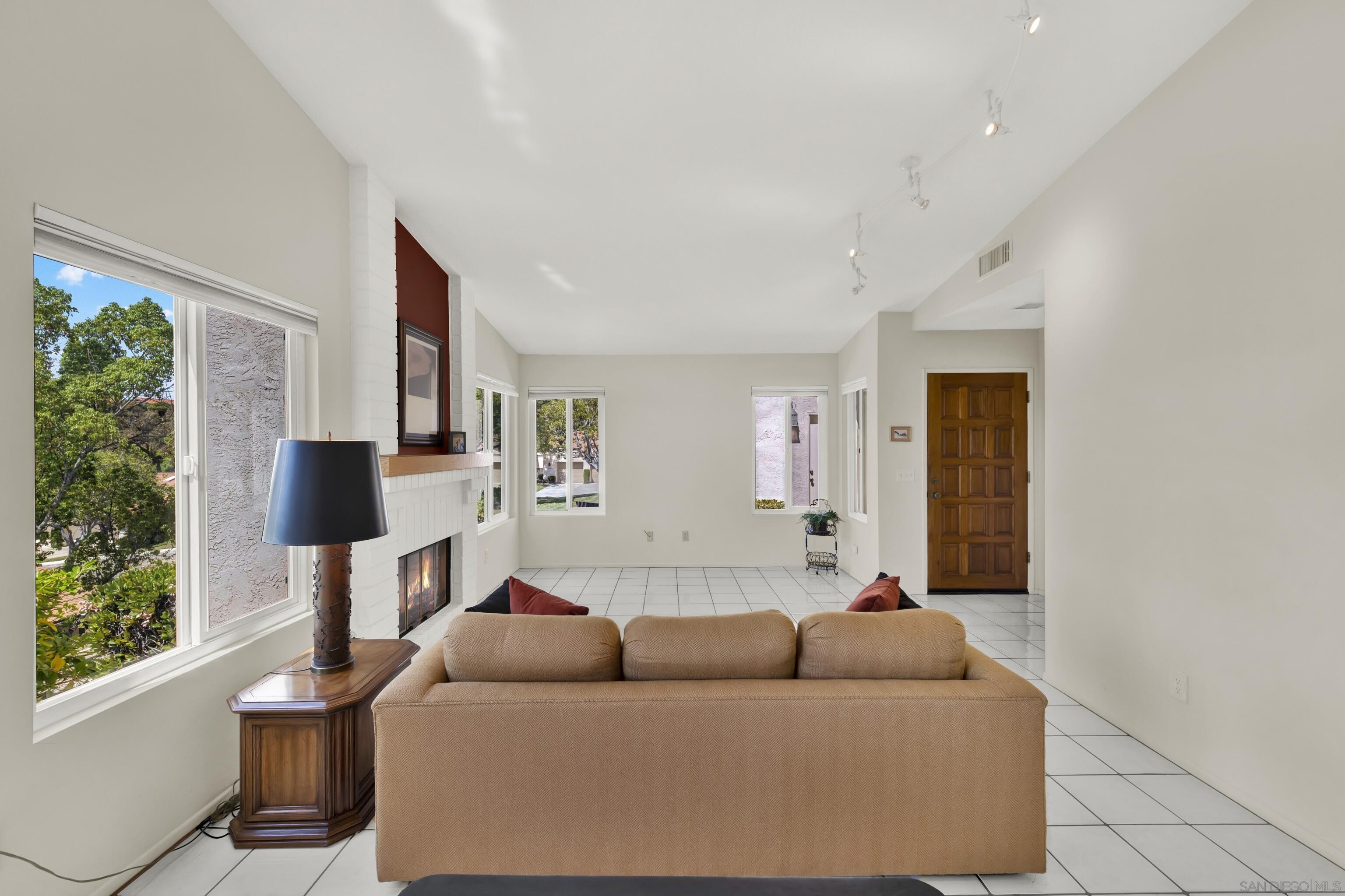 Detail Gallery Image 8 of 50 For 17925  Avenida Cordillera, San Diego,  CA 92128 - 2 Beds | 2 Baths