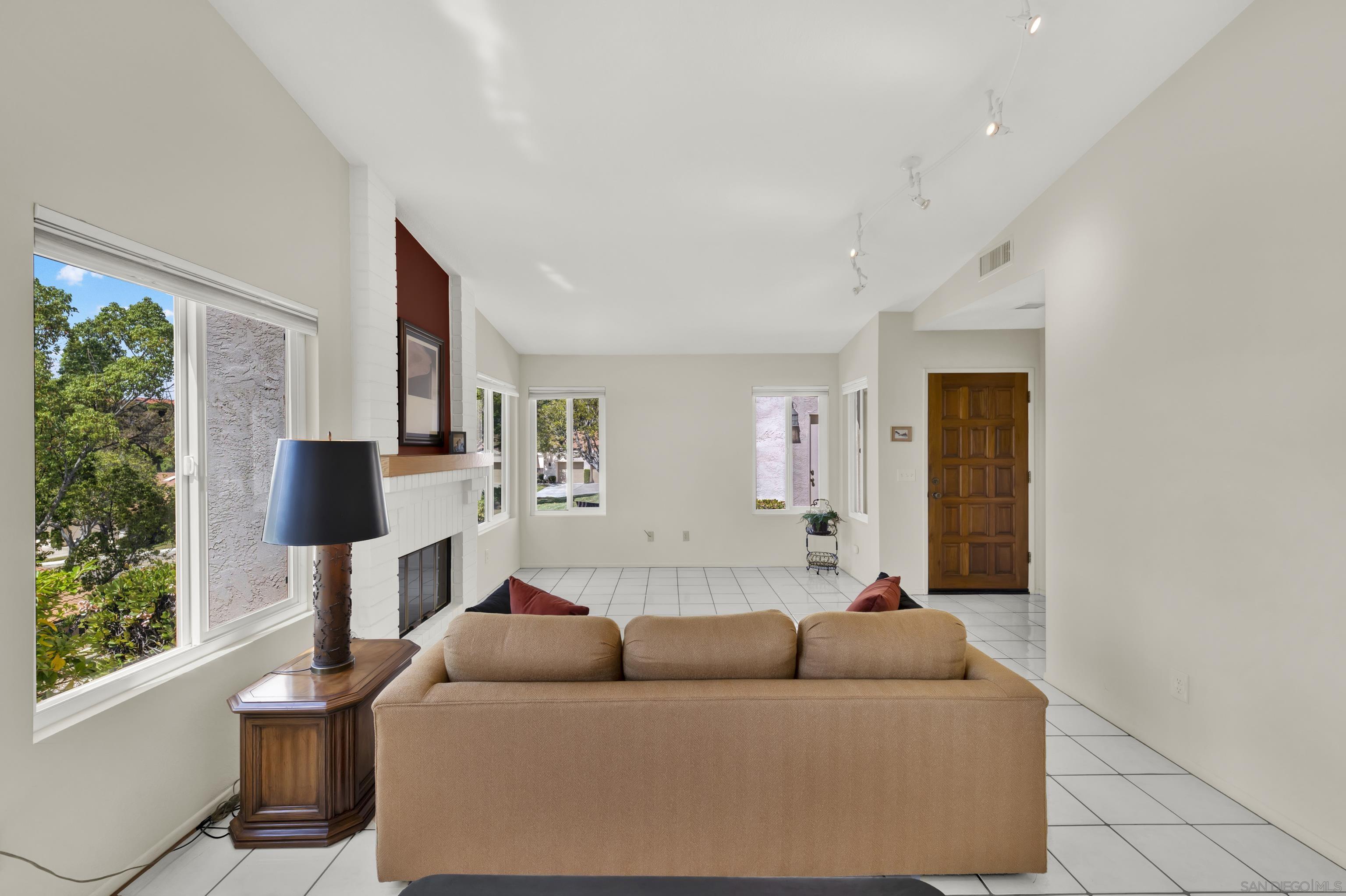 Detail Gallery Image 9 of 50 For 17925  Avenida Cordillera, San Diego,  CA 92128 - 2 Beds | 2 Baths