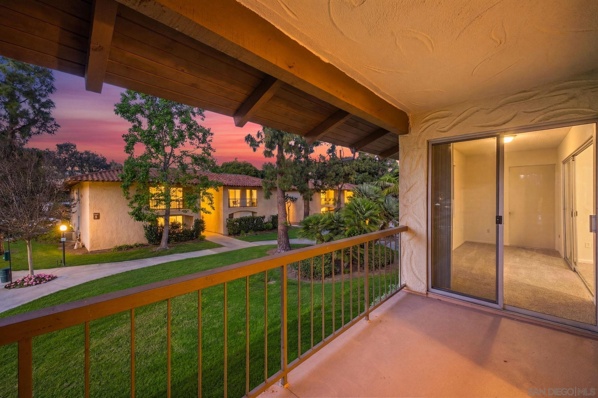 Detail Gallery Image 3 of 38 For 6019  Rancho Mission Rd  #204,  San Diego,  CA 92108 - 2 Beds | 2 Baths