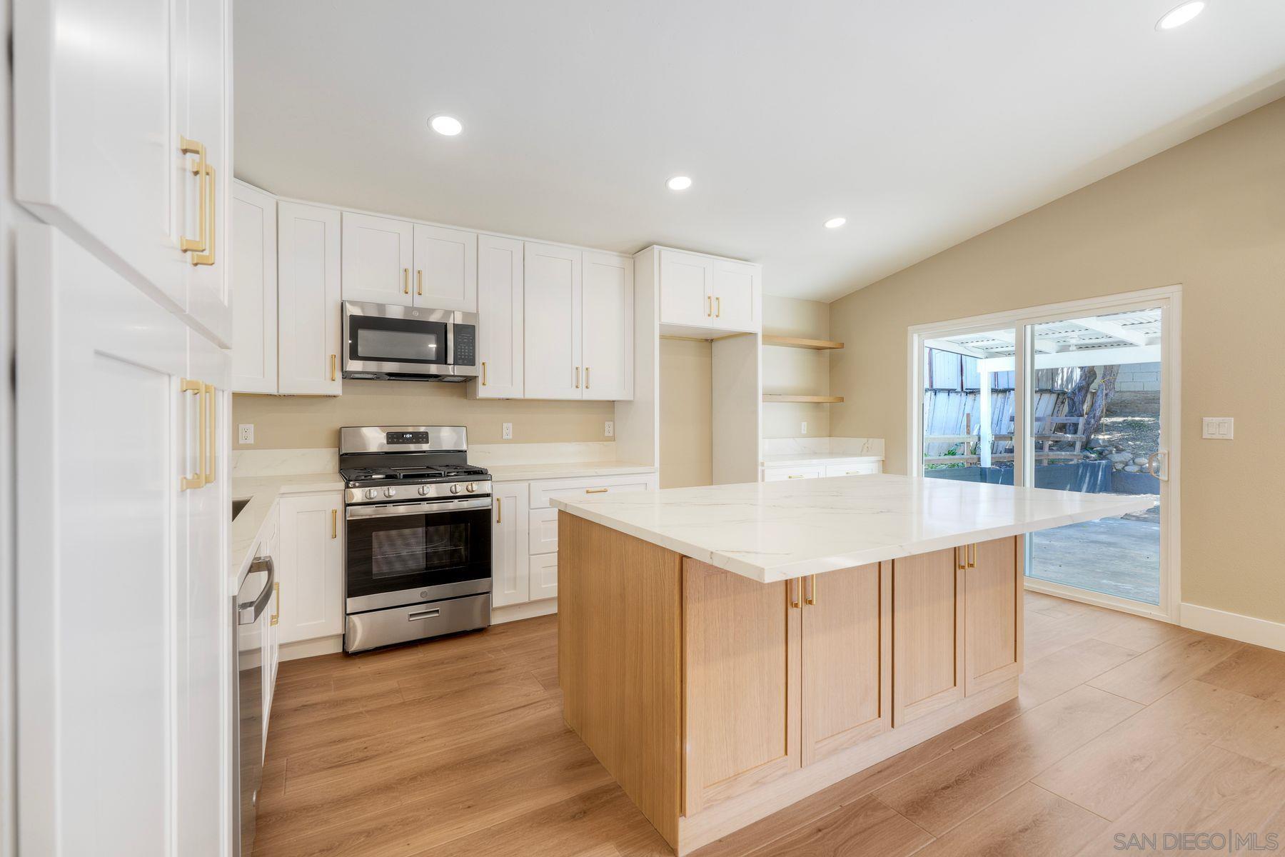 Detail Gallery Image 3 of 43 For 578  E. Indian Rock Rd, Vista,  CA 92084 - 3 Beds | 2 Baths