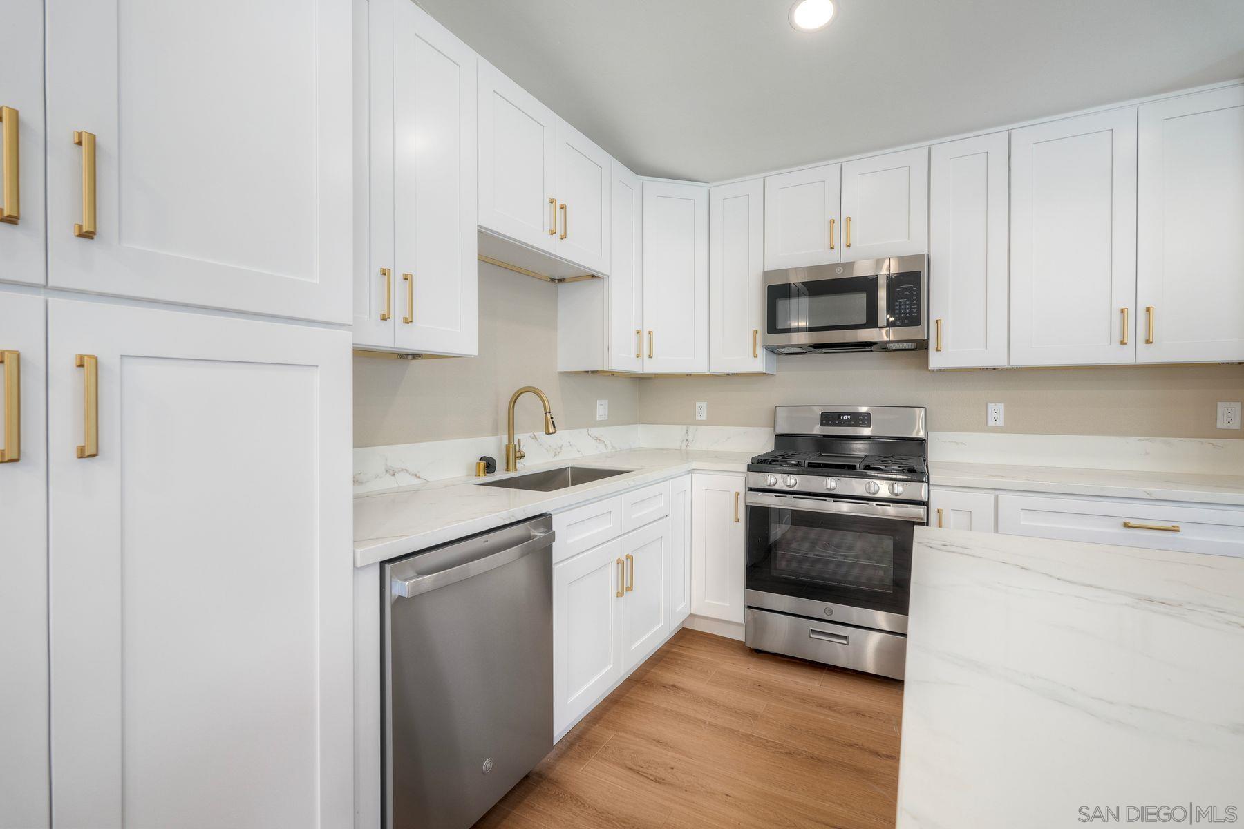 Detail Gallery Image 4 of 43 For 578  E. Indian Rock Rd, Vista,  CA 92084 - 3 Beds | 2 Baths