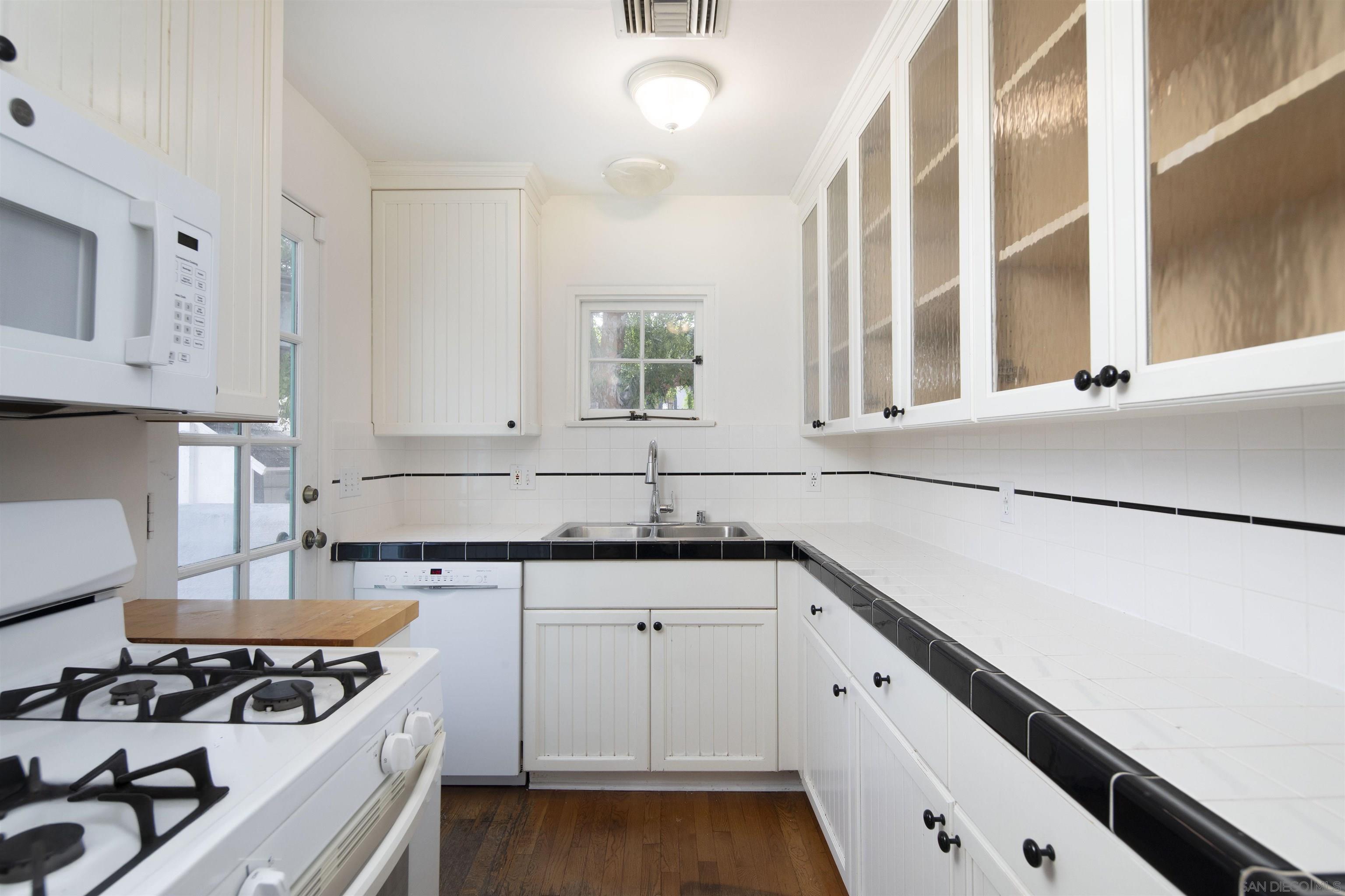 Detail Gallery Image 12 of 24 For 409 Dunemere Dr, La Jolla,  CA 92037 - 3 Beds | 2 Baths