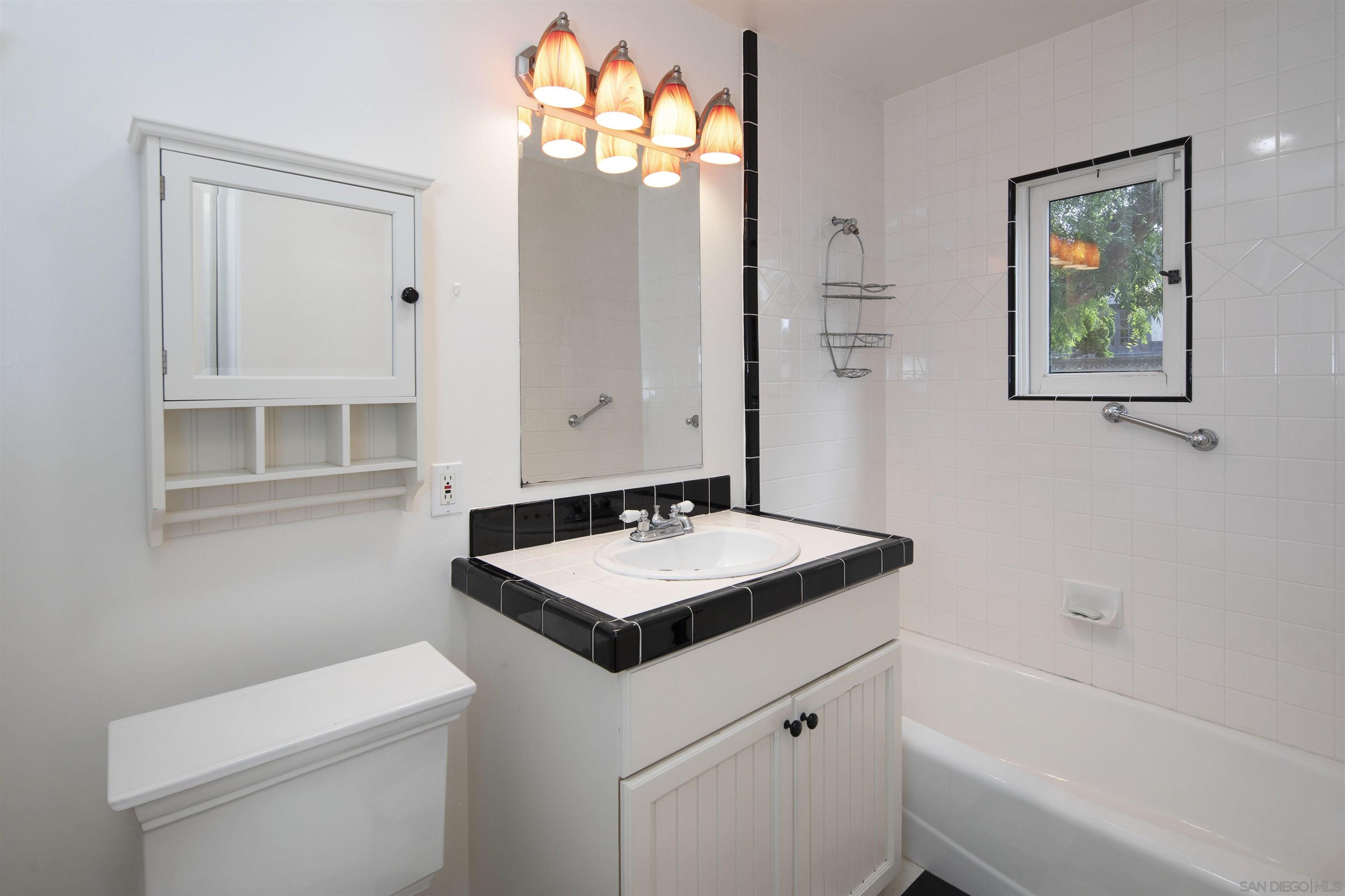 Detail Gallery Image 8 of 24 For 409 Dunemere Dr, La Jolla,  CA 92037 - 3 Beds | 2 Baths