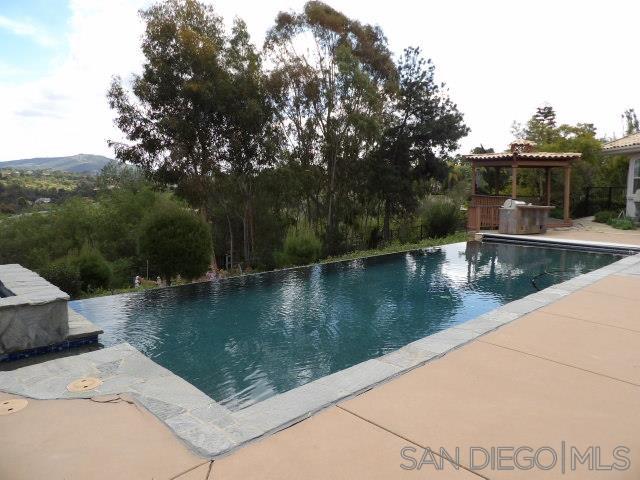 Detail Gallery Image 5 of 13 For , Encinitas,  CA 92024 - 3 Beds | 3/1 Baths