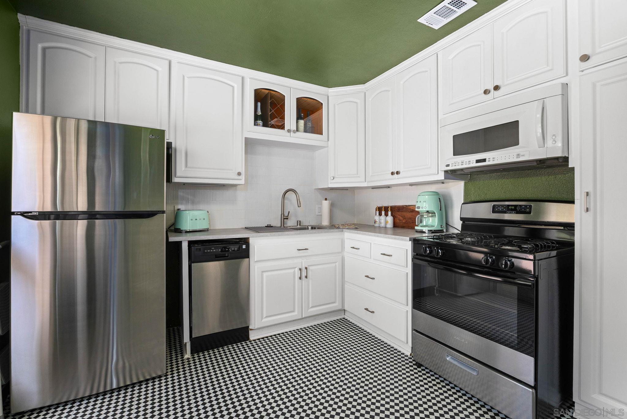 Detail Gallery Image 12 of 25 For 4036  Loma Alta Dr, San Diego,  CA 92115 - 3 Beds | 1 Baths