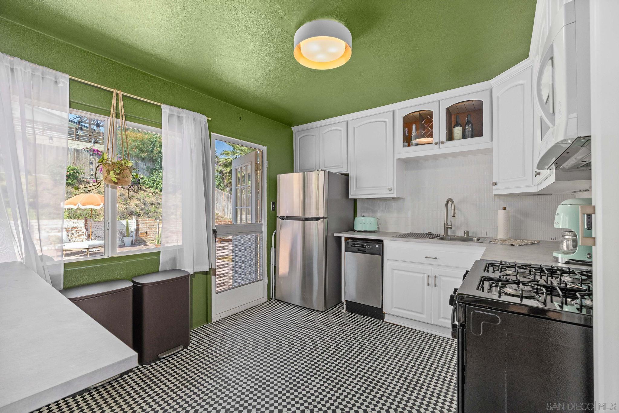 Detail Gallery Image 10 of 25 For 4036  Loma Alta Dr, San Diego,  CA 92115 - 3 Beds | 1 Baths