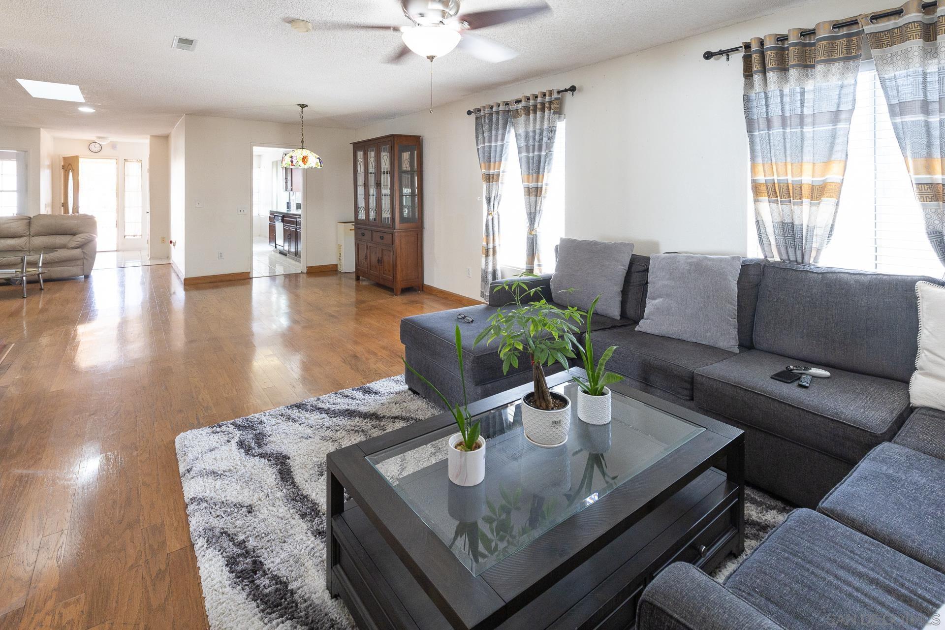 Detail Gallery Image 6 of 27 For 2254  Spring Oak Way, San Diego,  CA 92139 - 3 Beds | 2 Baths