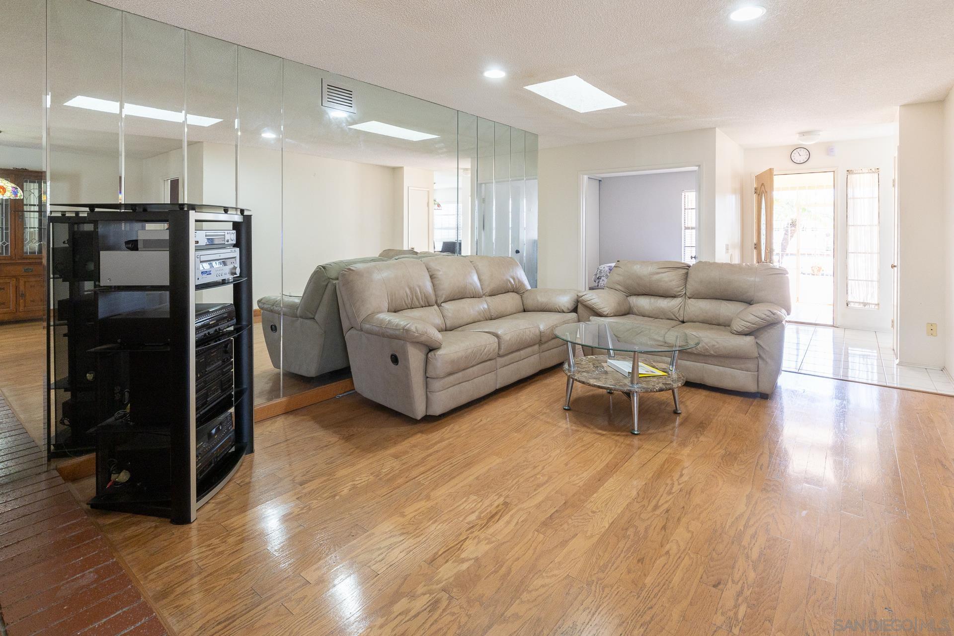 Detail Gallery Image 7 of 27 For 2254  Spring Oak Way, San Diego,  CA 92139 - 3 Beds | 2 Baths