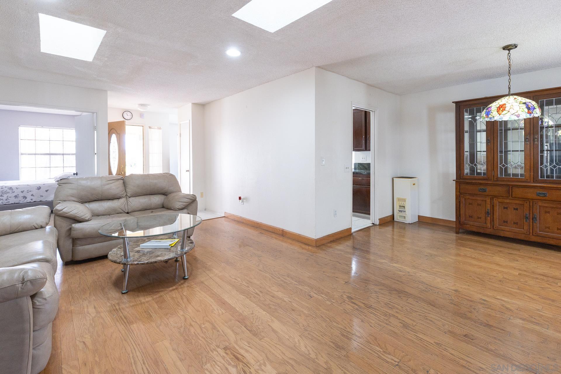 Detail Gallery Image 8 of 27 For 2254  Spring Oak Way, San Diego,  CA 92139 - 3 Beds | 2 Baths