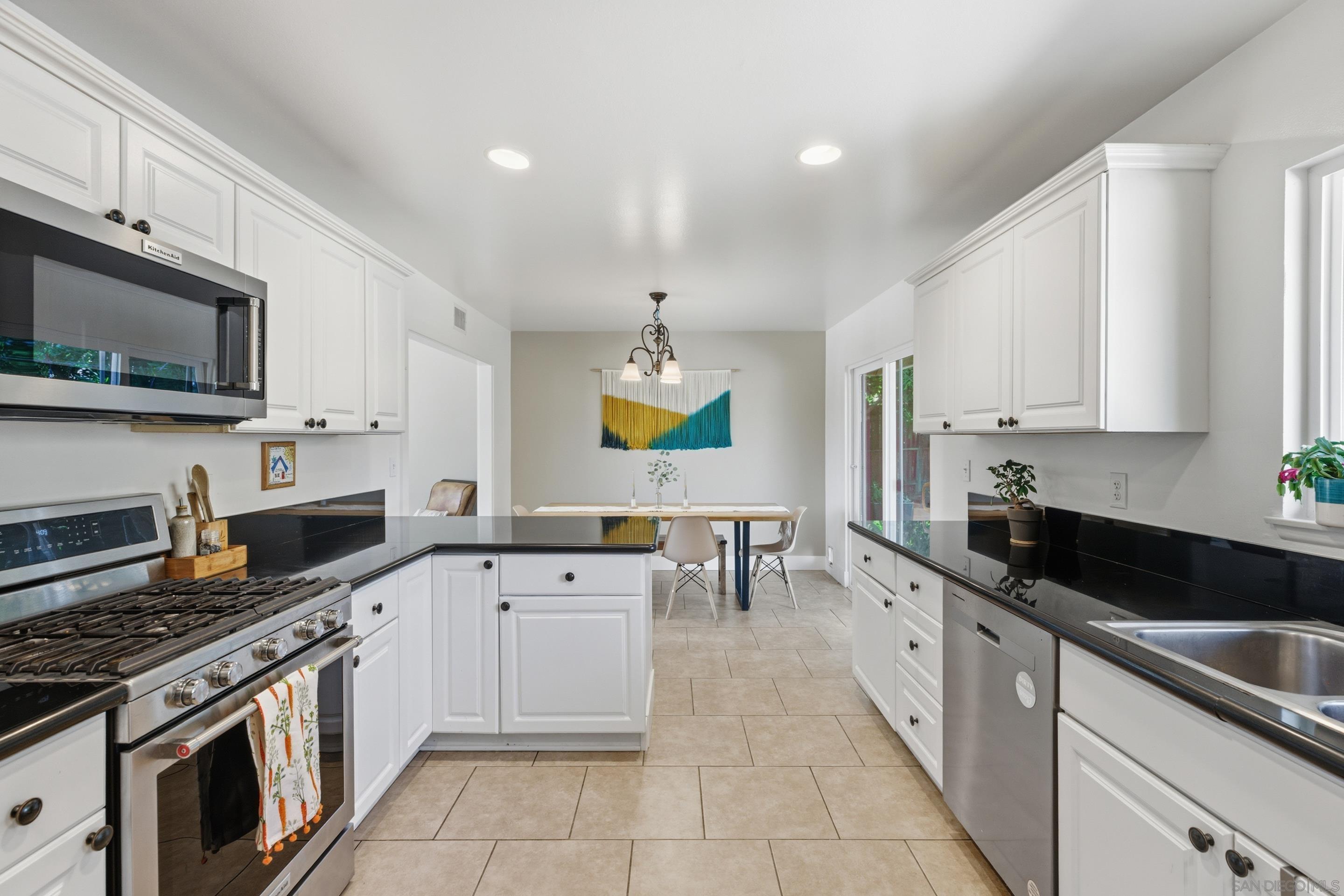 Detail Gallery Image 6 of 21 For 1448  Patero Court, Lemon Grove,  CA 91945 - 3 Beds | 2 Baths