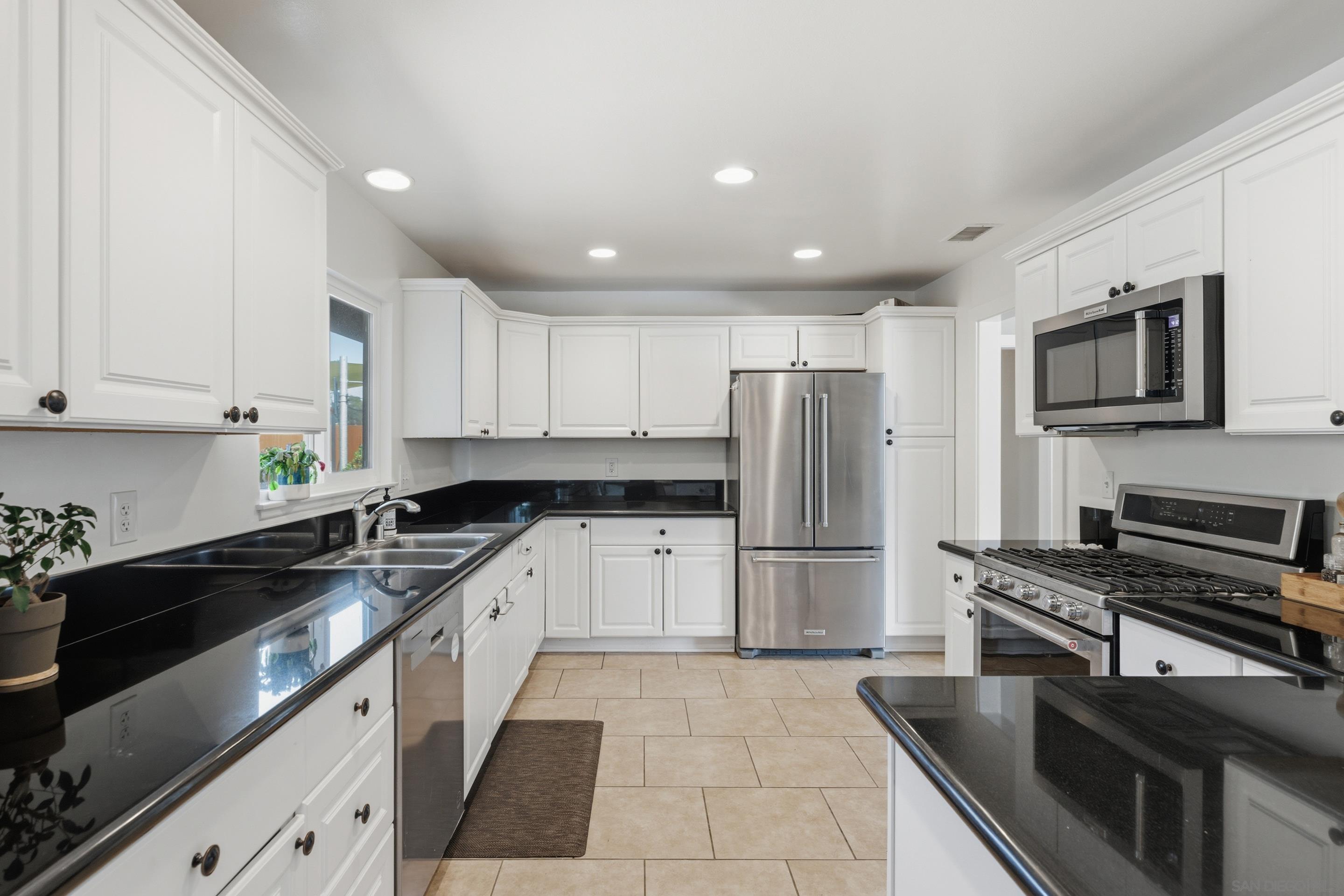 Detail Gallery Image 8 of 21 For 1448  Patero Court, Lemon Grove,  CA 91945 - 3 Beds | 2 Baths