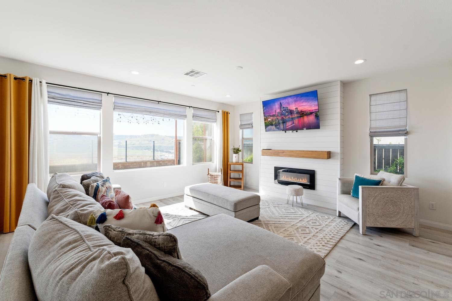 Detail Gallery Image 5 of 75 For 994  Camino Cantera, Chula Vista,  CA 91913 - 4 Beds | 3/1 Baths