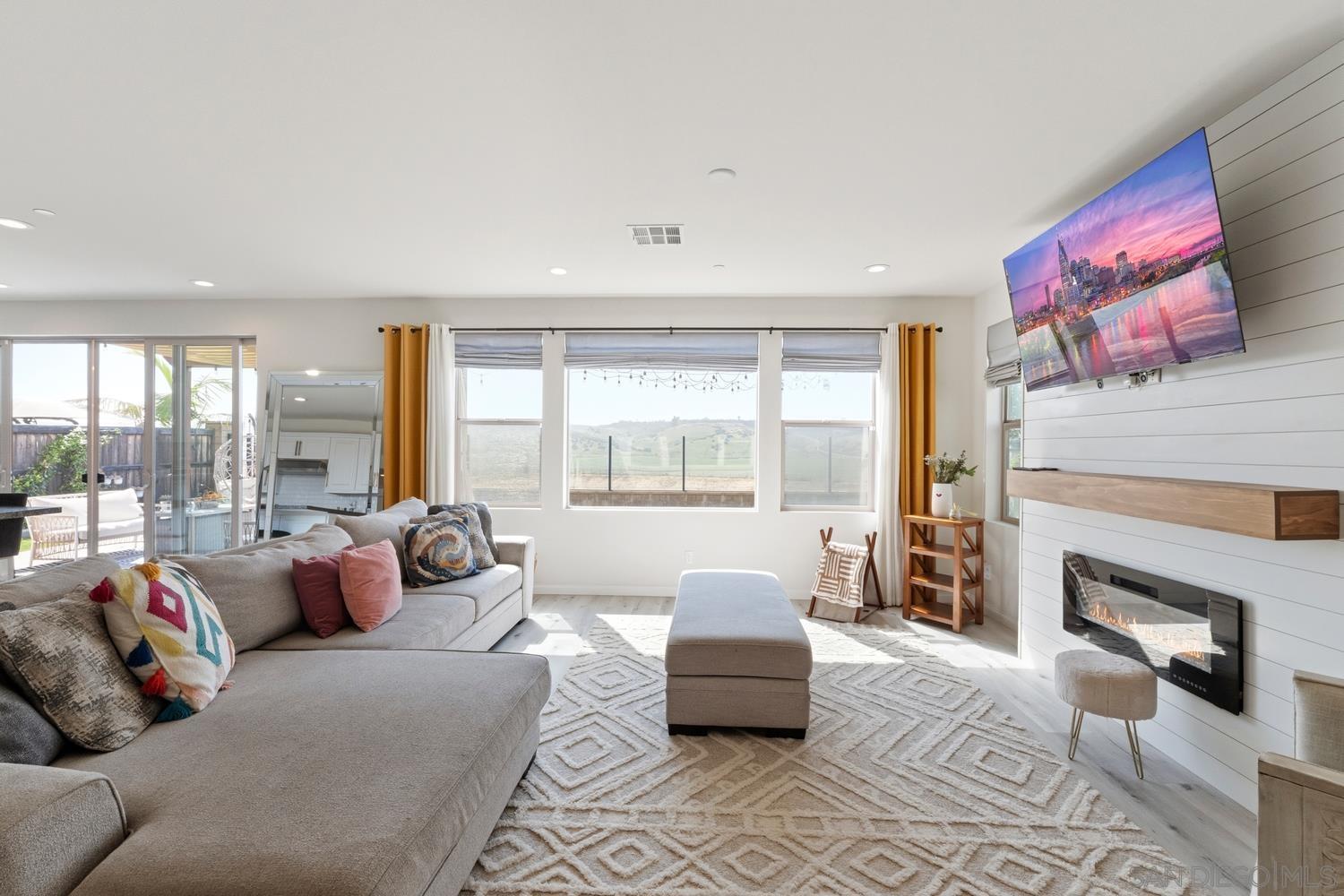 Detail Gallery Image 6 of 75 For 994  Camino Cantera, Chula Vista,  CA 91913 - 4 Beds | 3/1 Baths