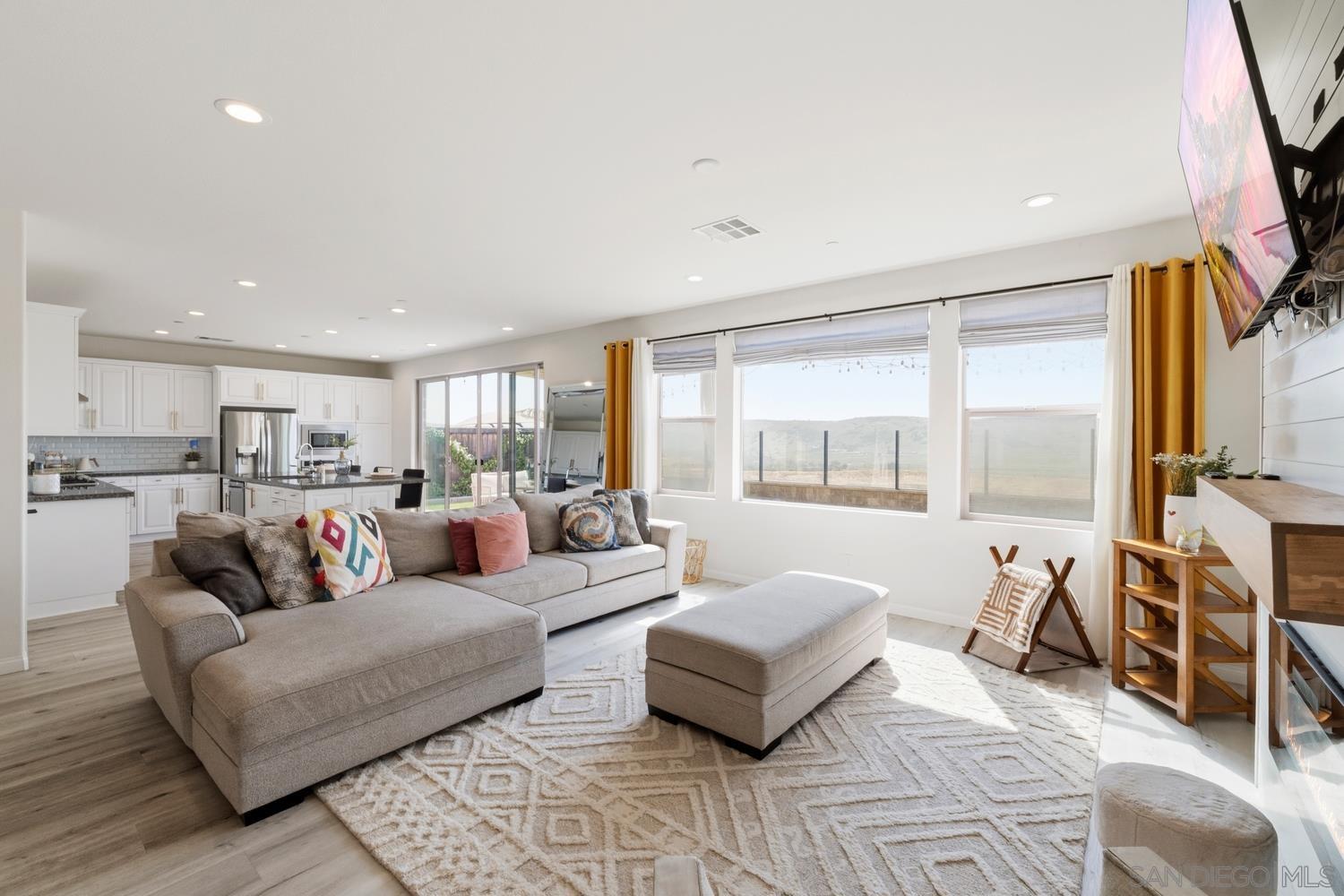 Detail Gallery Image 7 of 75 For 994  Camino Cantera, Chula Vista,  CA 91913 - 4 Beds | 3/1 Baths