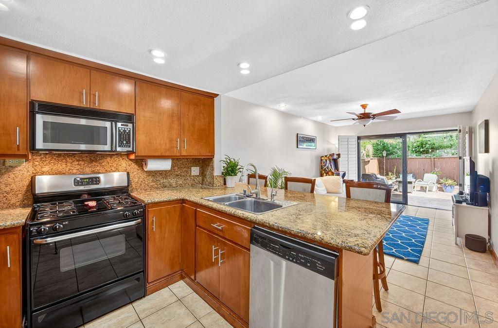 Detail Gallery Image 13 of 55 For 6998  Camino Degrazia, San Diego,  CA 92111 - 3 Beds | 3 Baths