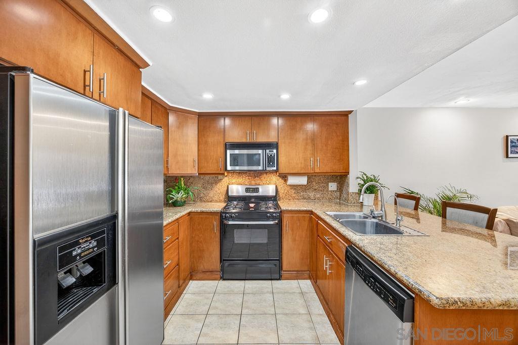 Detail Gallery Image 14 of 55 For 6998  Camino Degrazia, San Diego,  CA 92111 - 3 Beds | 3 Baths