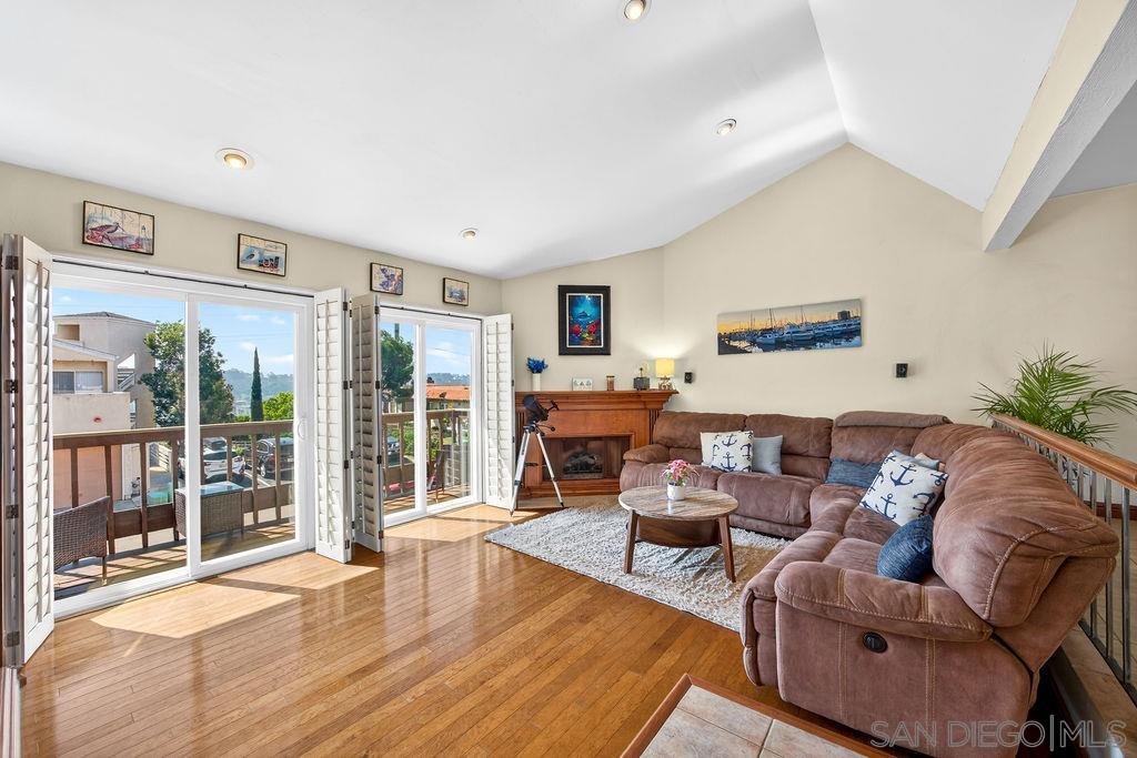 Detail Gallery Image 4 of 55 For 6998  Camino Degrazia, San Diego,  CA 92111 - 3 Beds | 3 Baths