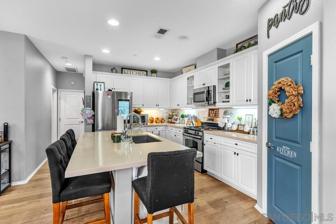 Detail Gallery Image 14 of 51 For 1810  Casa Morro St, Chula Vista,  CA 91915 - 4 Beds | 3 Baths