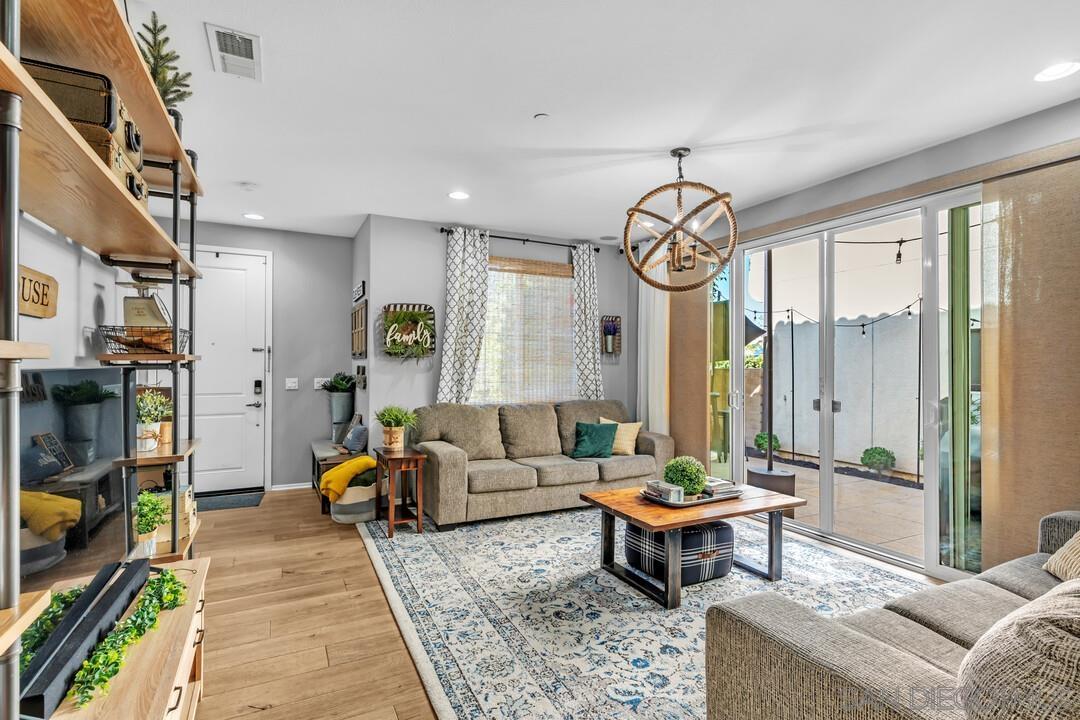 Detail Gallery Image 9 of 51 For 1810  Casa Morro St, Chula Vista,  CA 91915 - 4 Beds | 3 Baths