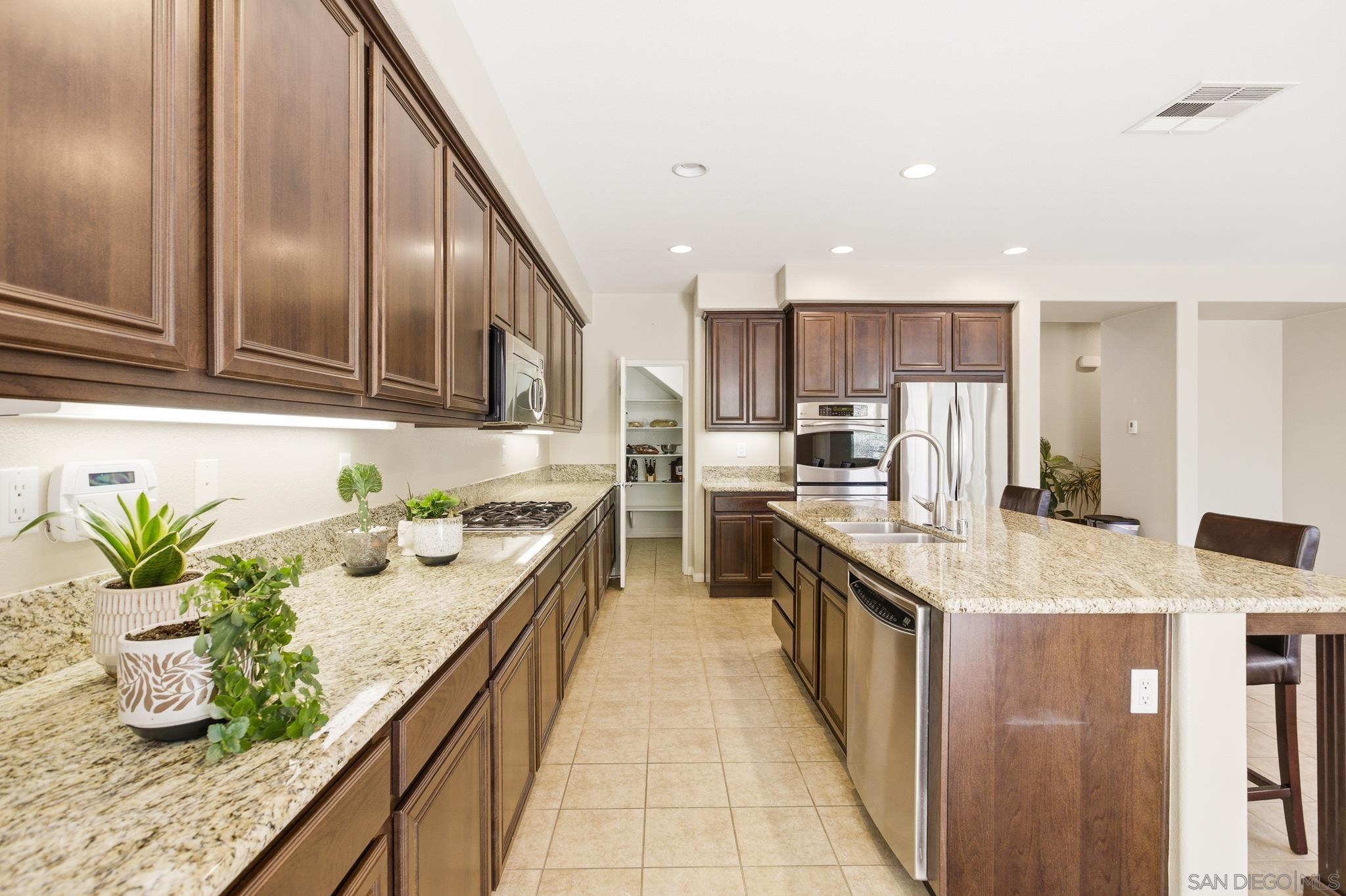 Detail Gallery Image 6 of 30 For 35607  Sainte Foy St, Murrieta,  CA 92563 - 5 Beds | 3 Baths