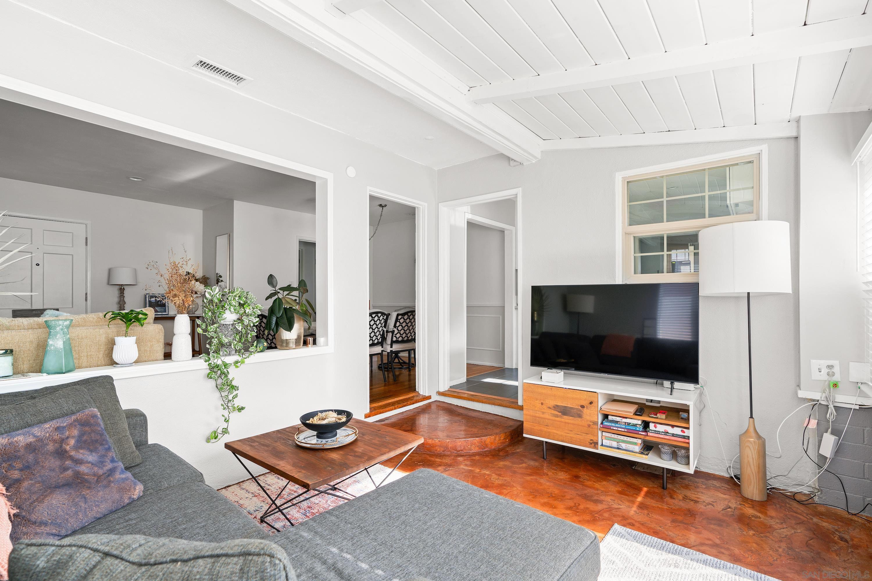 Detail Gallery Image 13 of 35 For 2004  Crenshaw, San Diego,  CA 92105 - 3 Beds | 1 Baths