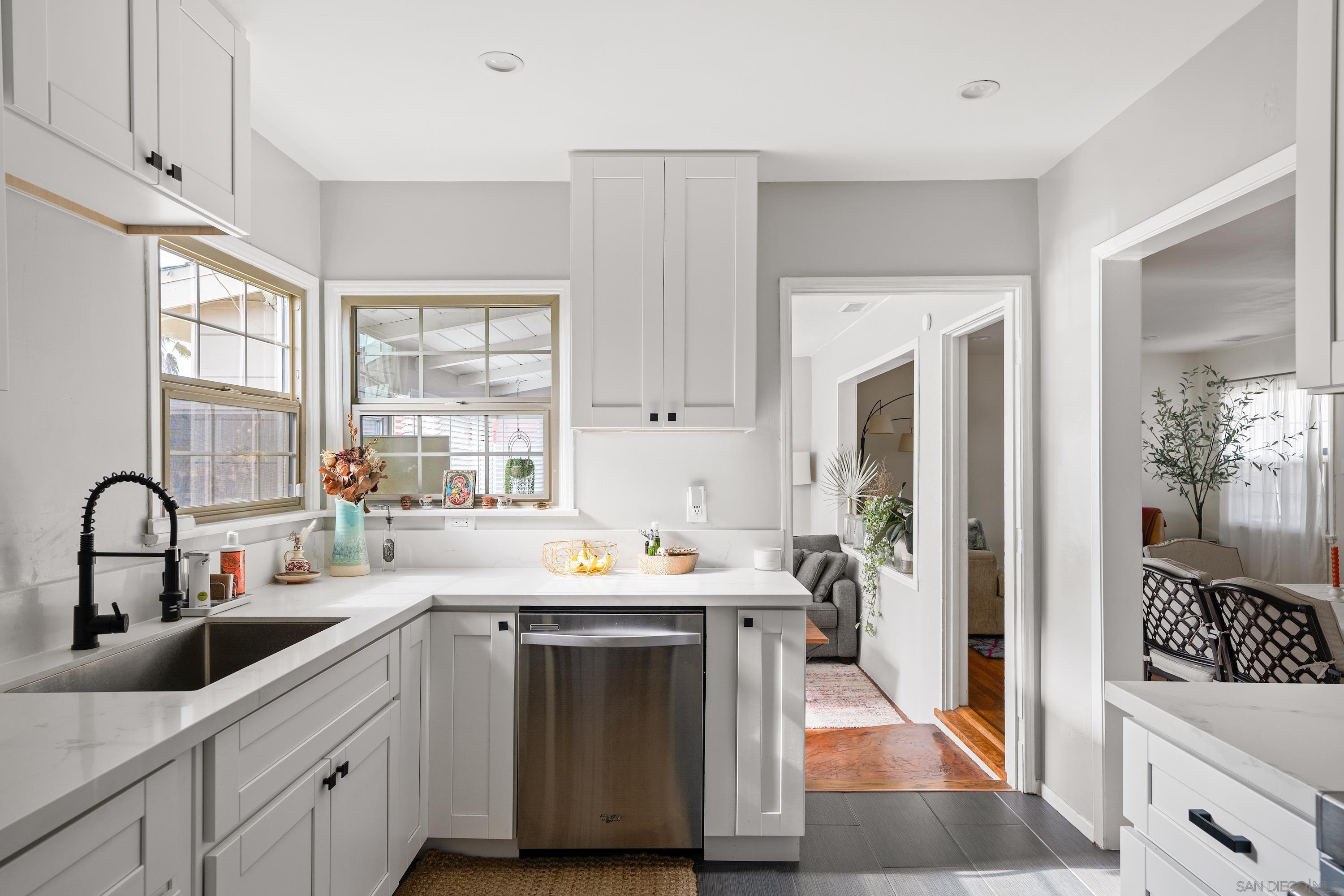 Detail Gallery Image 5 of 35 For 2004  Crenshaw, San Diego,  CA 92105 - 3 Beds | 1 Baths