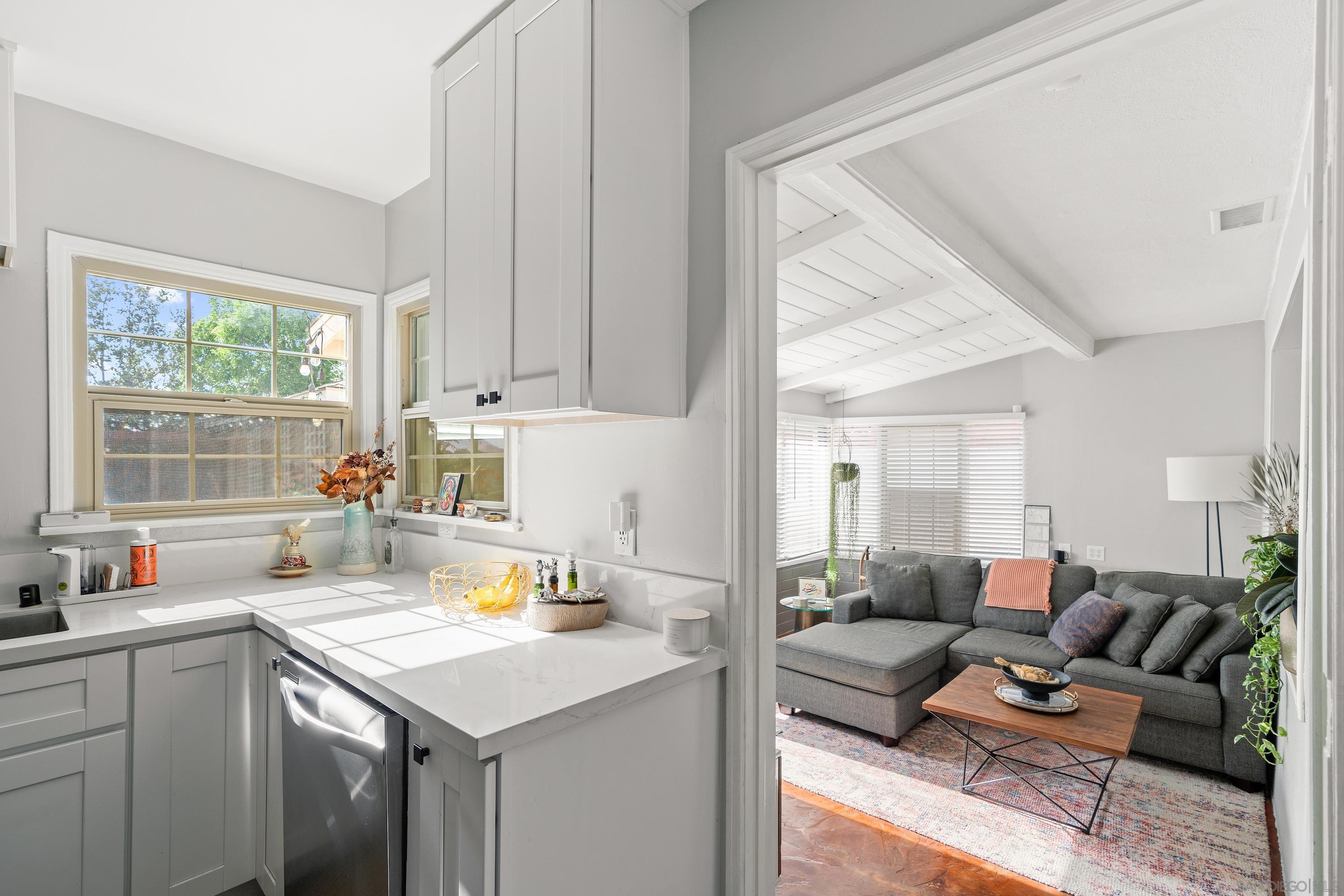 Detail Gallery Image 7 of 35 For 2004  Crenshaw, San Diego,  CA 92105 - 3 Beds | 1 Baths