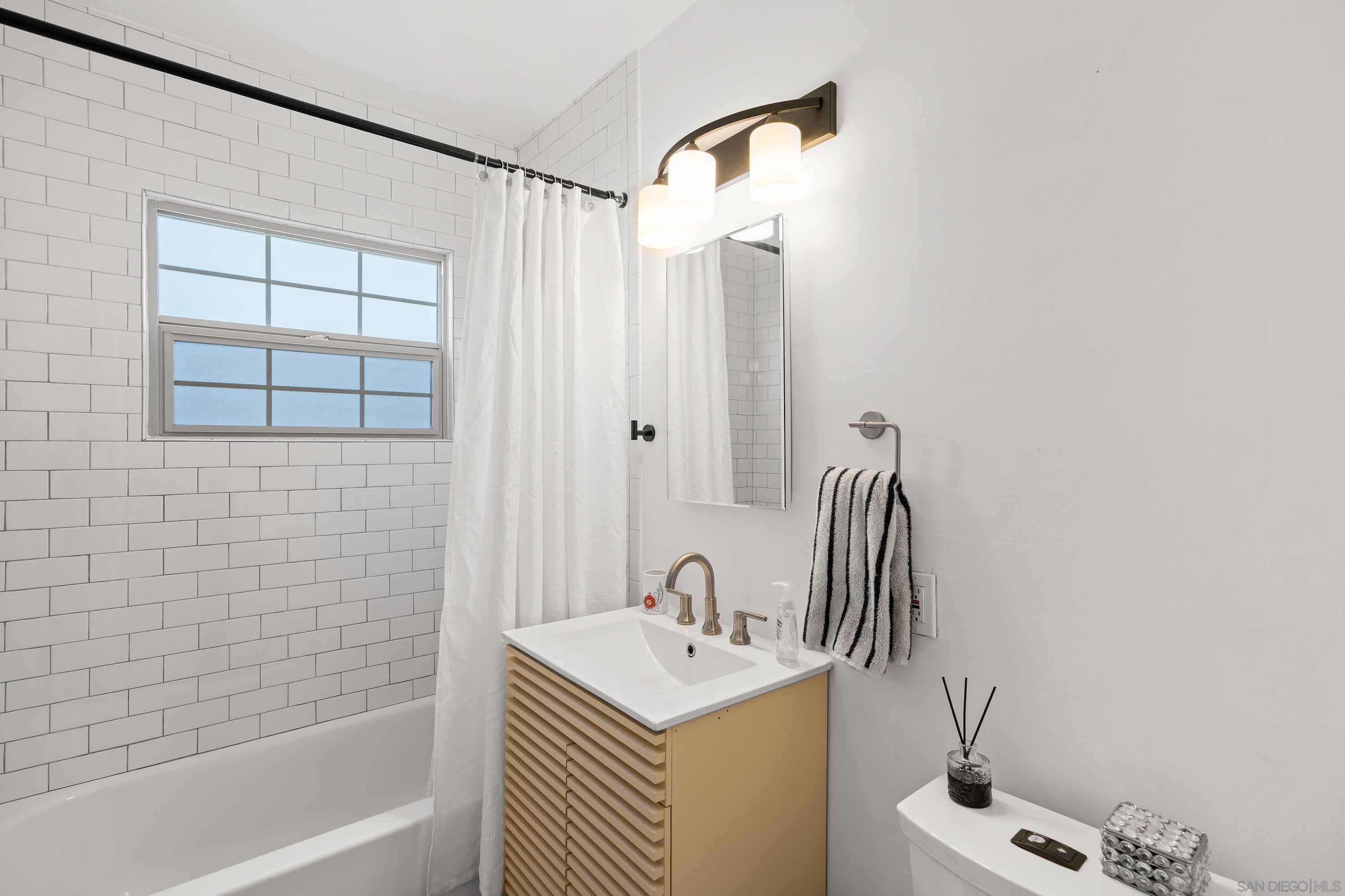 Detail Gallery Image 10 of 35 For 2004  Crenshaw, San Diego,  CA 92105 - 3 Beds | 1 Baths