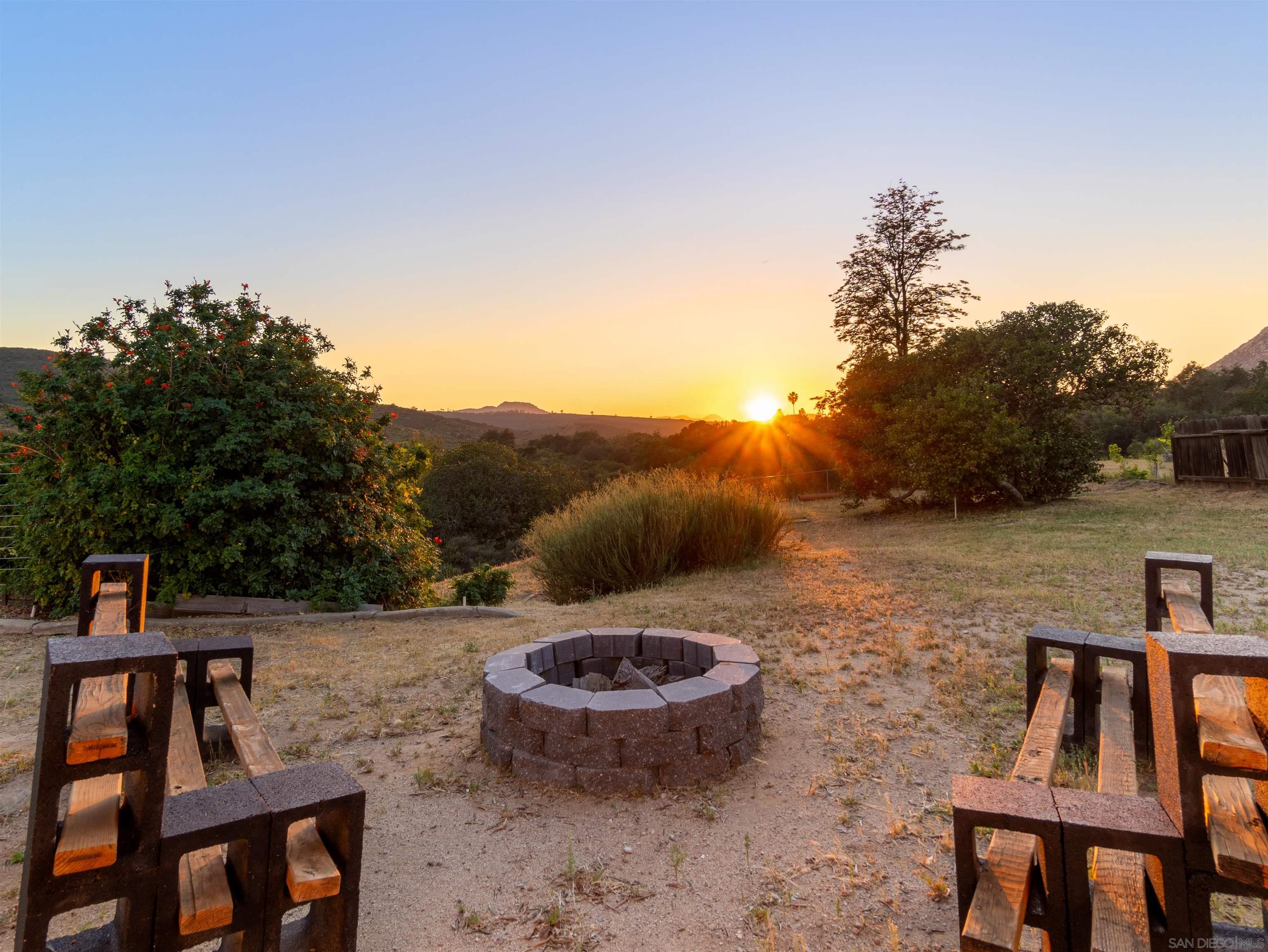 Detail Gallery Image 2 of 19 For 15674  Cathedral Way, Ramona,  CA 92065 - 3 Beds | 2 Baths