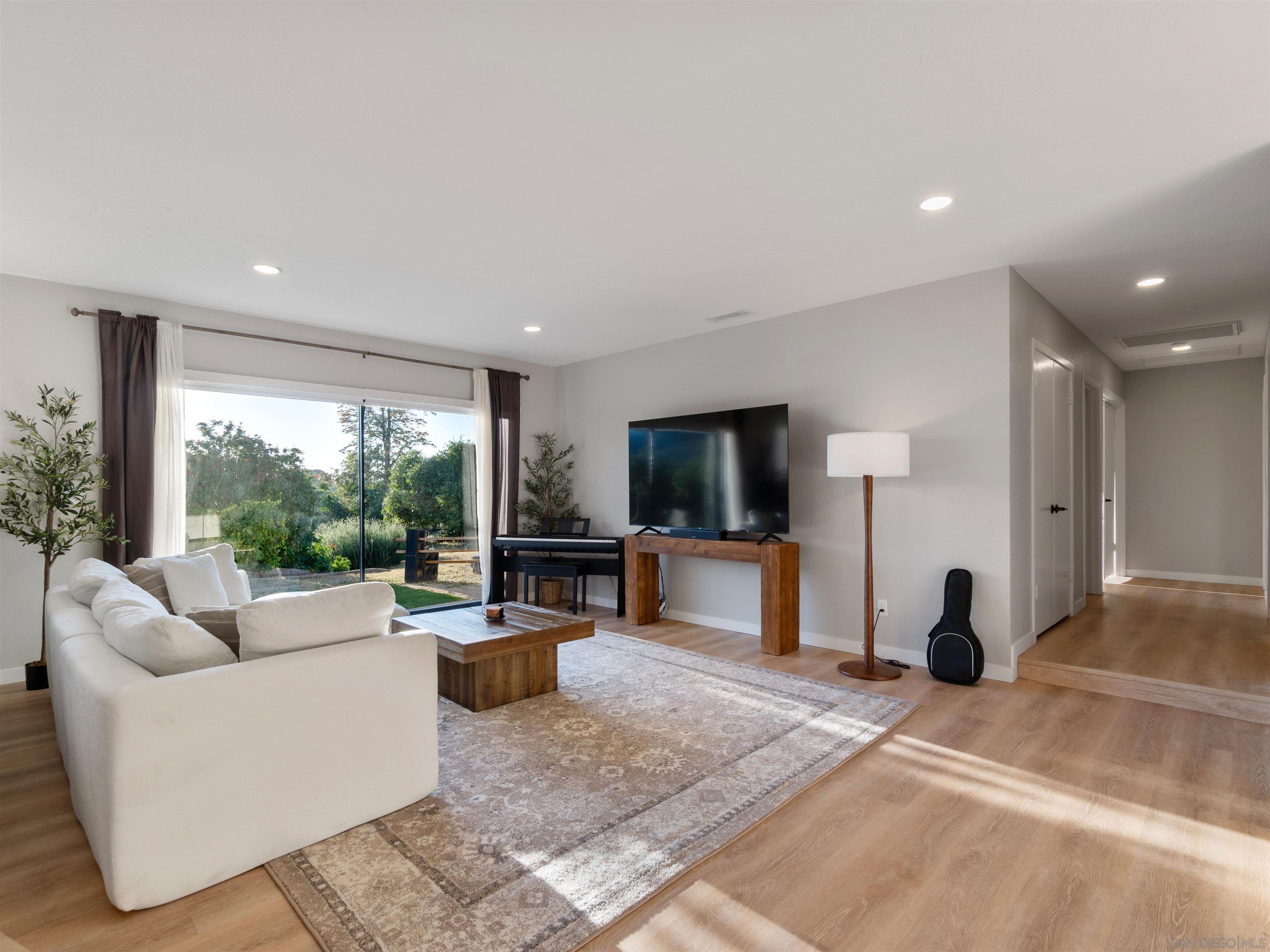 Detail Gallery Image 5 of 19 For 15674  Cathedral Way, Ramona,  CA 92065 - 3 Beds | 2 Baths