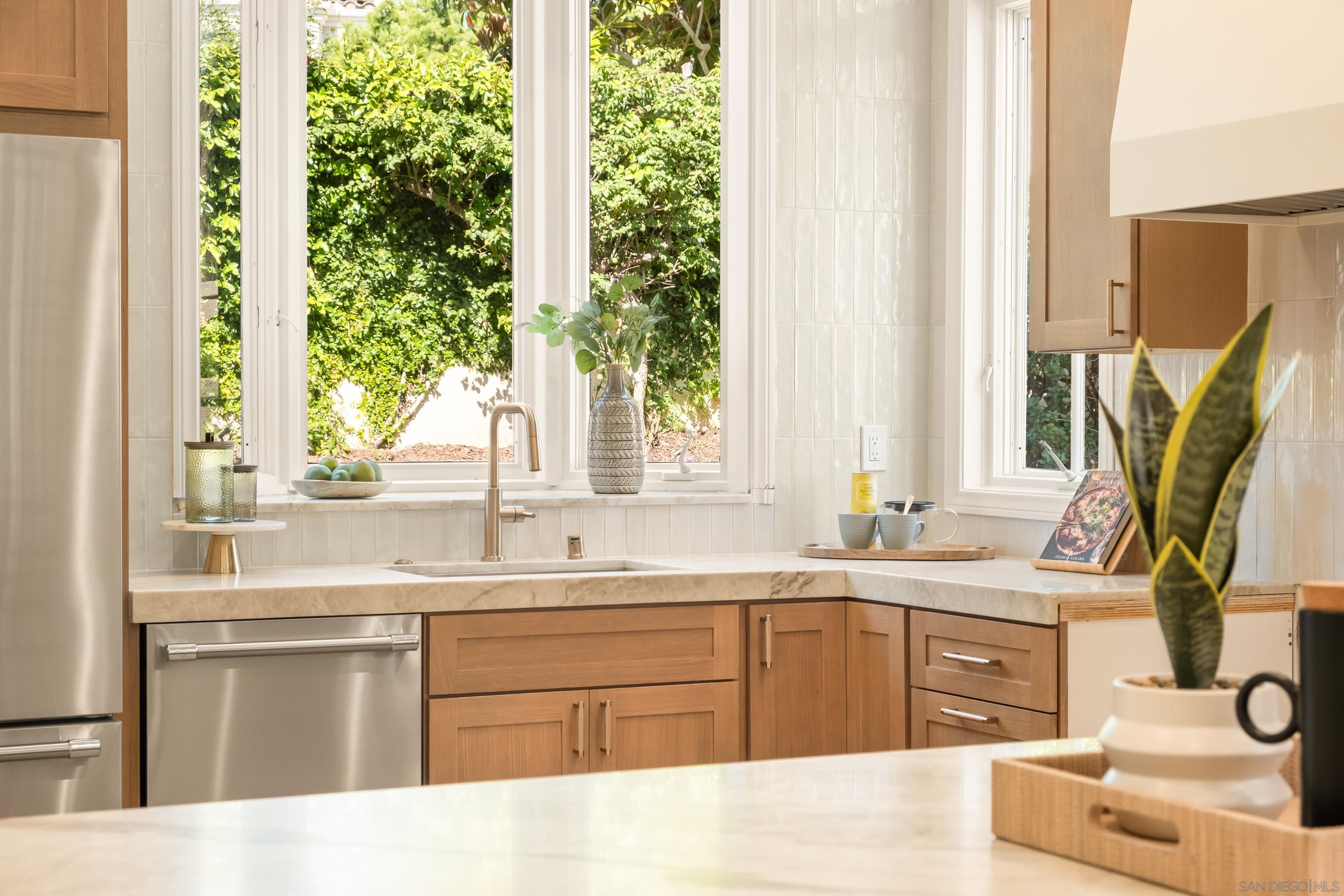 Detail Gallery Image 6 of 55 For 5342  Renaissance Ave, San Diego,  CA 92122 - 4 Beds | 3/1 Baths