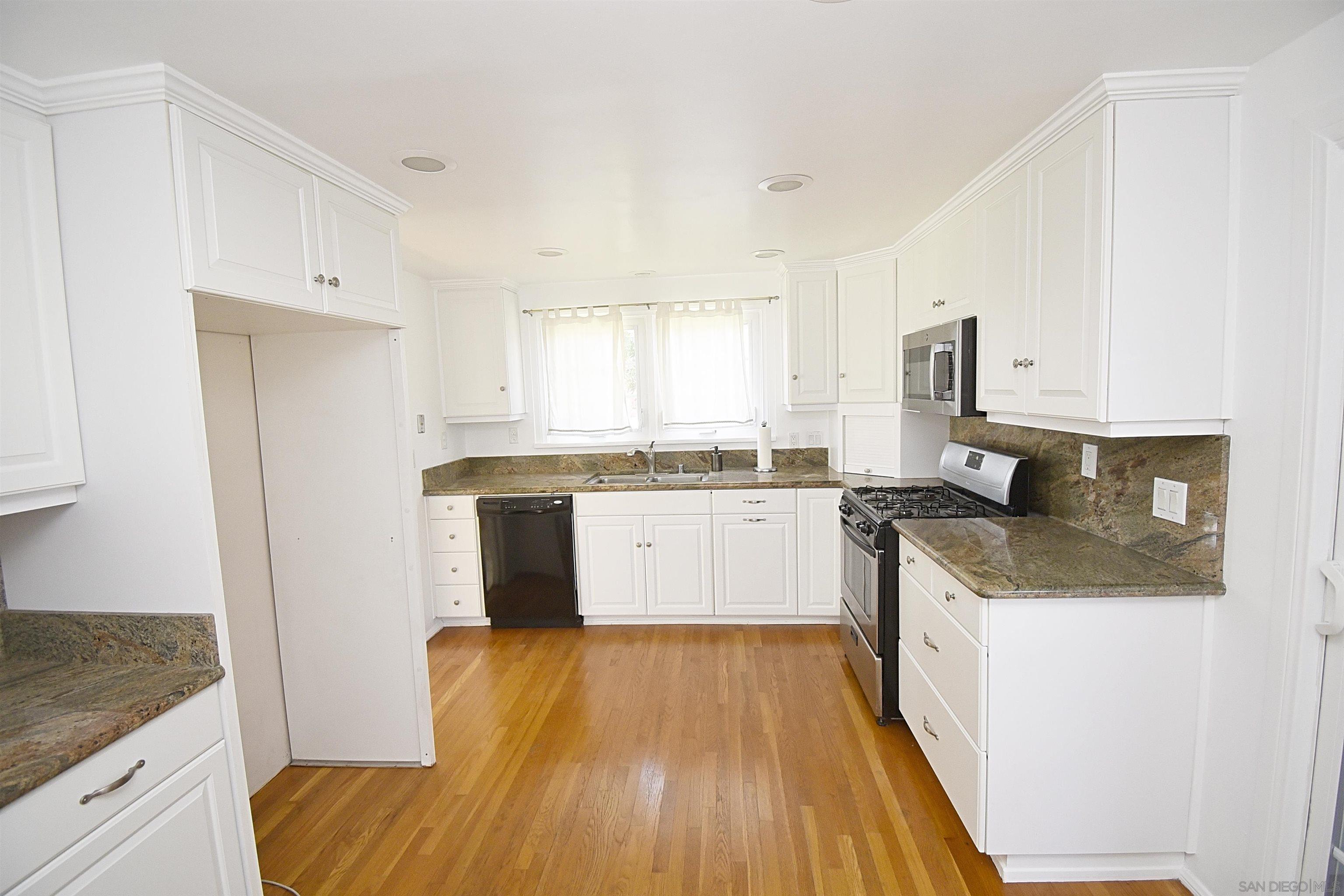 Detail Gallery Image 11 of 73 For 4778  Panorama Drive, San Diego,  CA 92116 - 6 Beds | 2 Baths