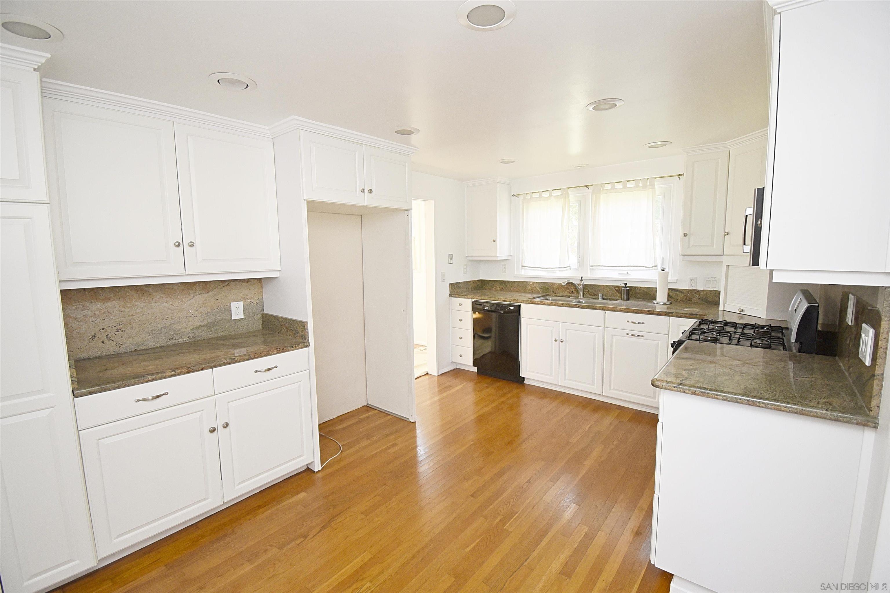 Detail Gallery Image 12 of 73 For 4778  Panorama Drive, San Diego,  CA 92116 - 6 Beds | 2 Baths