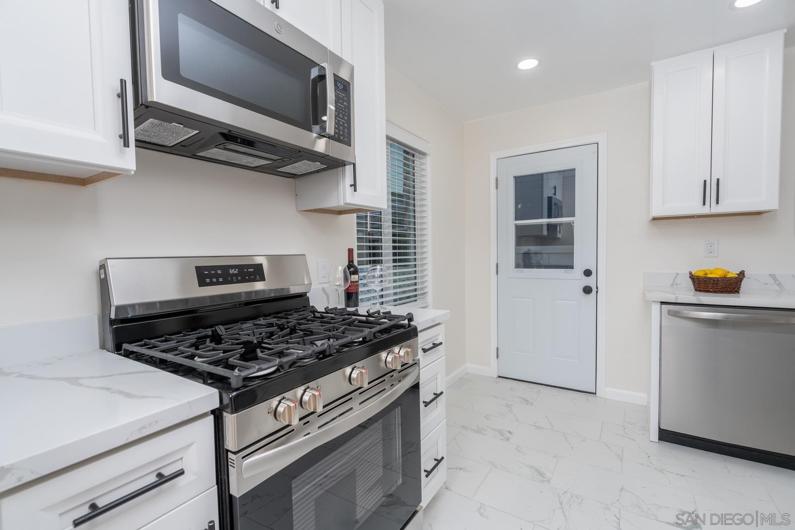 Detail Gallery Image 6 of 19 For 815  Anacapa Court, San Diego,  CA 92109 - 2 Beds | 1 Baths