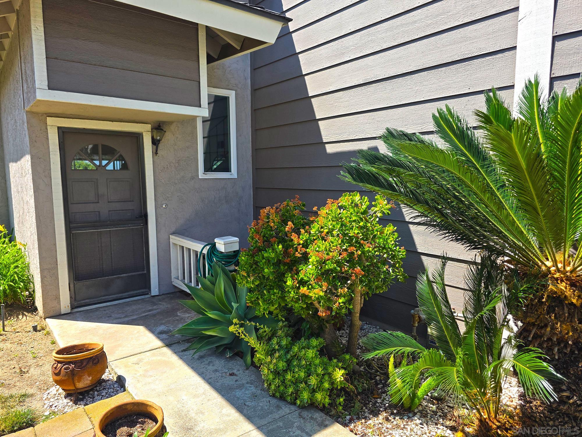 Detail Gallery Image 2 of 21 For 341  Rolling Hills, San Marcos,  CA 92069 - 3 Beds | 2/1 Baths